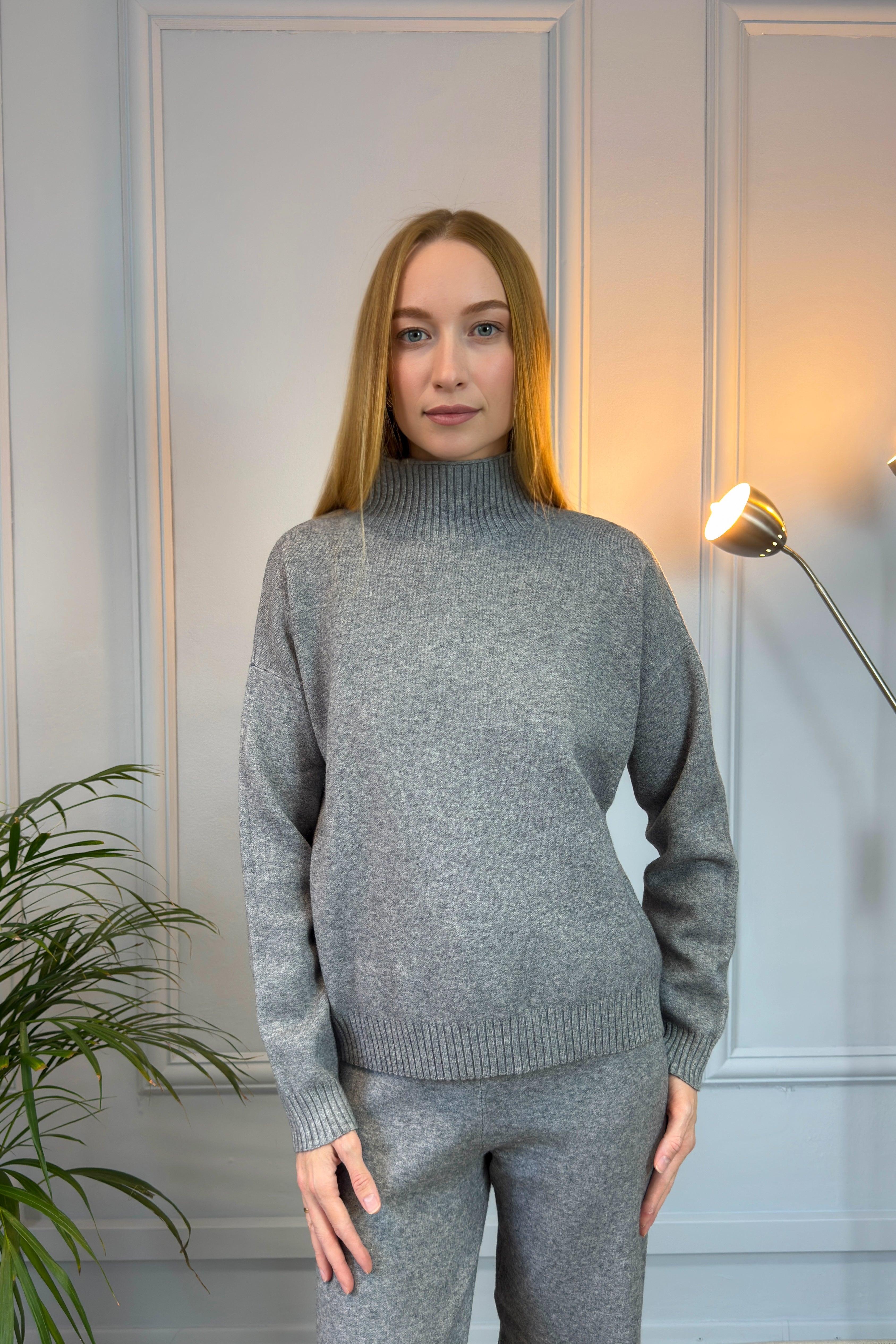 Szary dzianinowy komplet