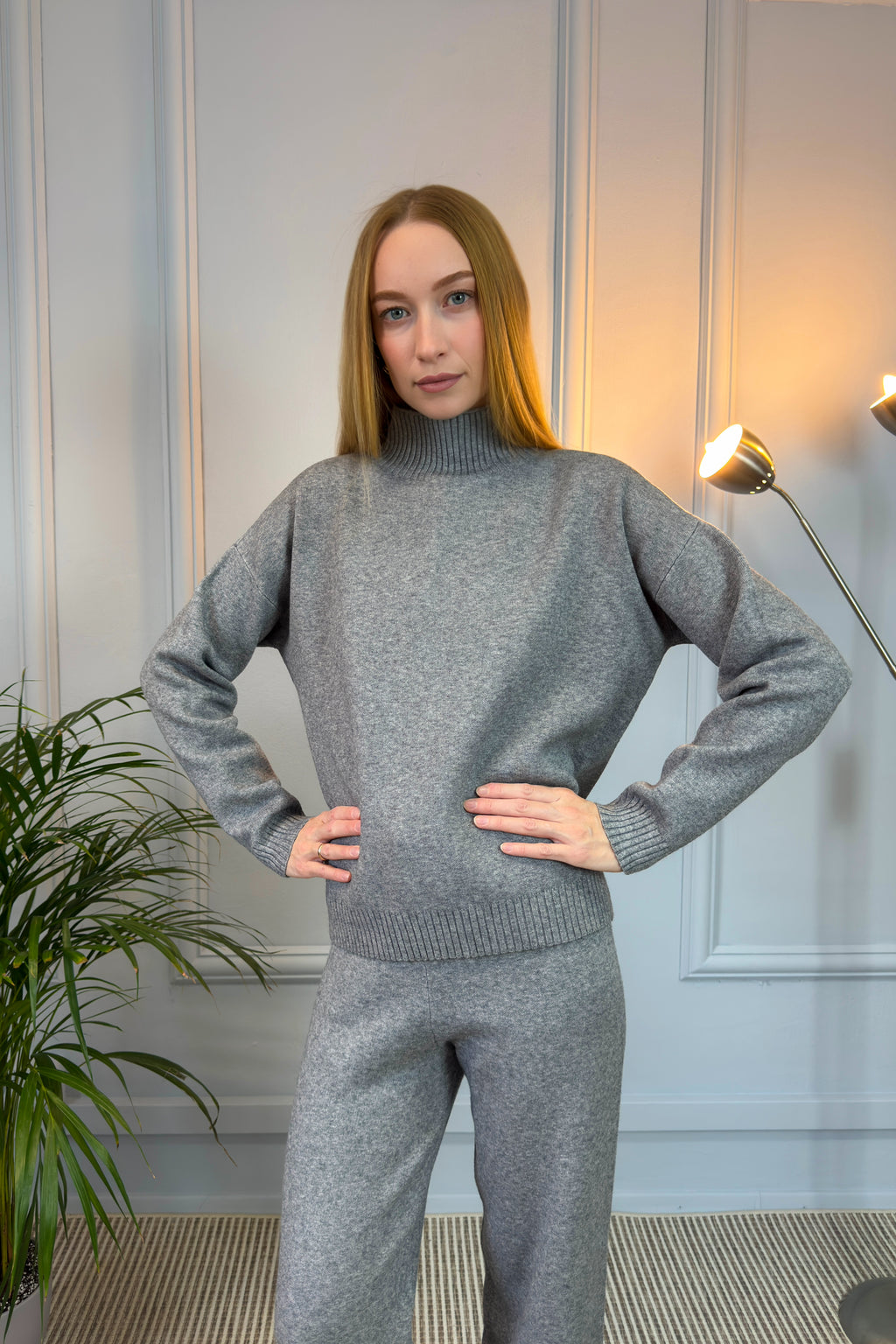 Szary dzianinowy komplet