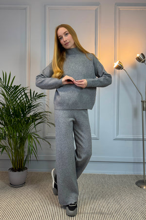 Szary dzianinowy komplet