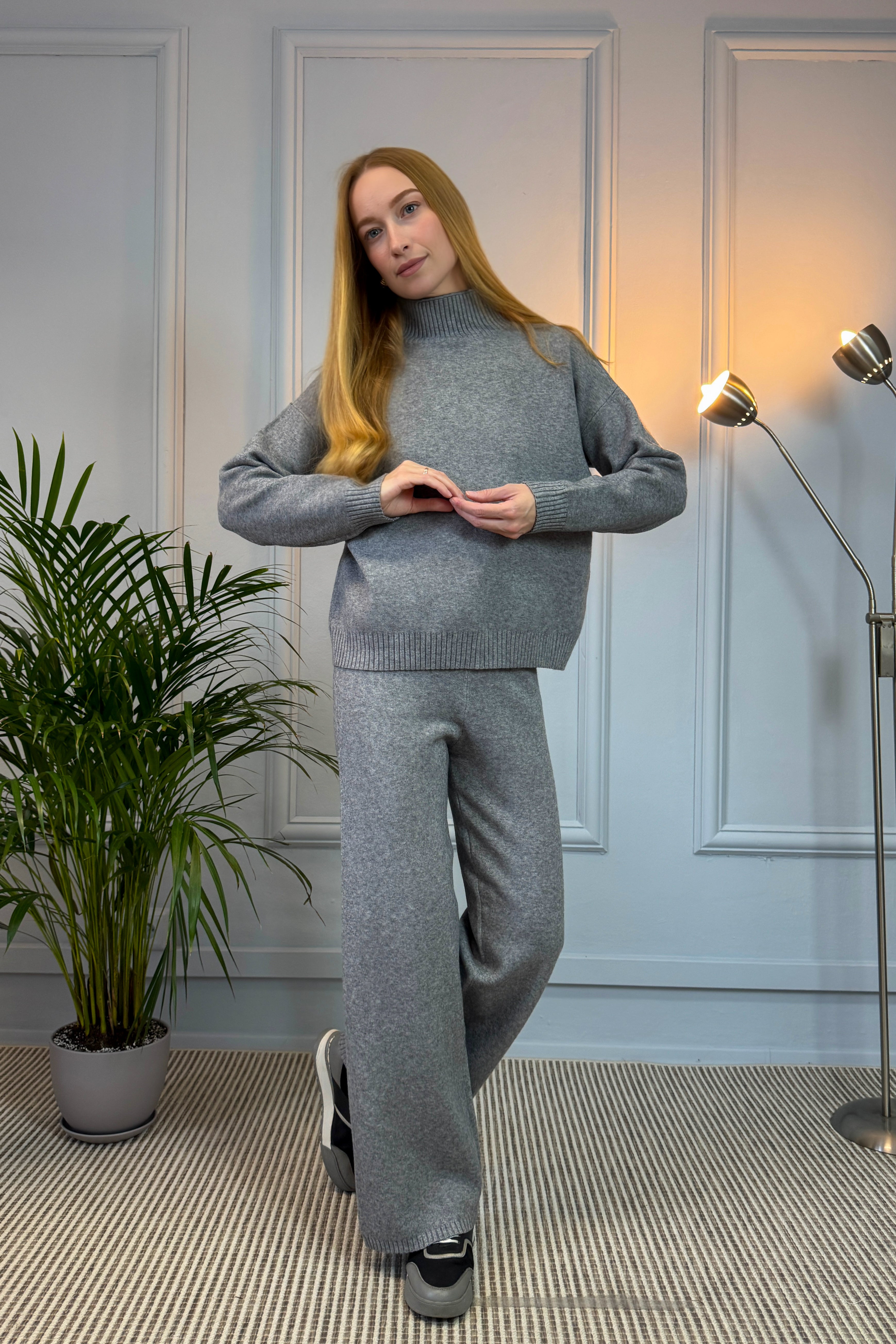 Szary dzianinowy komplet