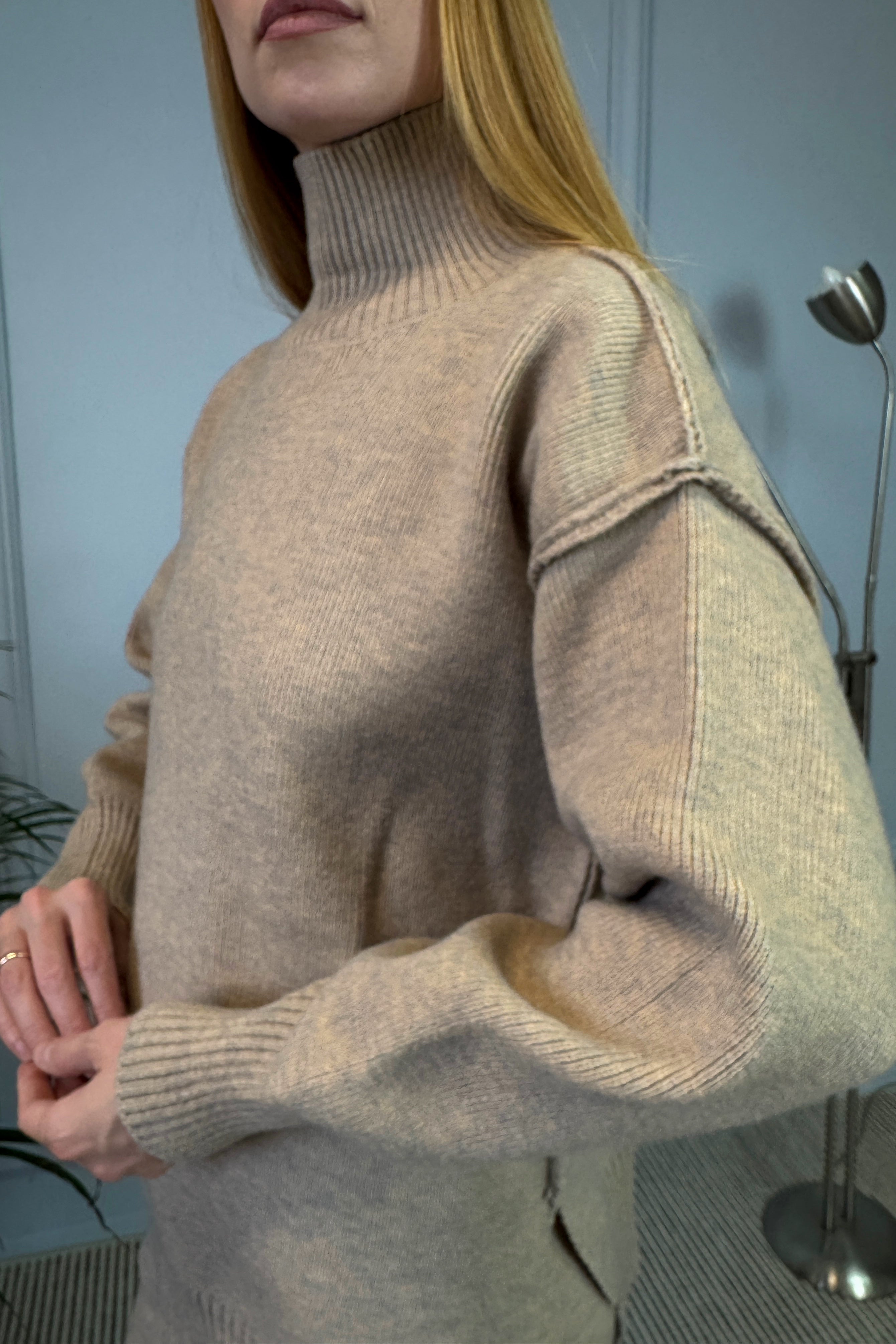 Beżowy dzianinowy komplet z długim swetrem