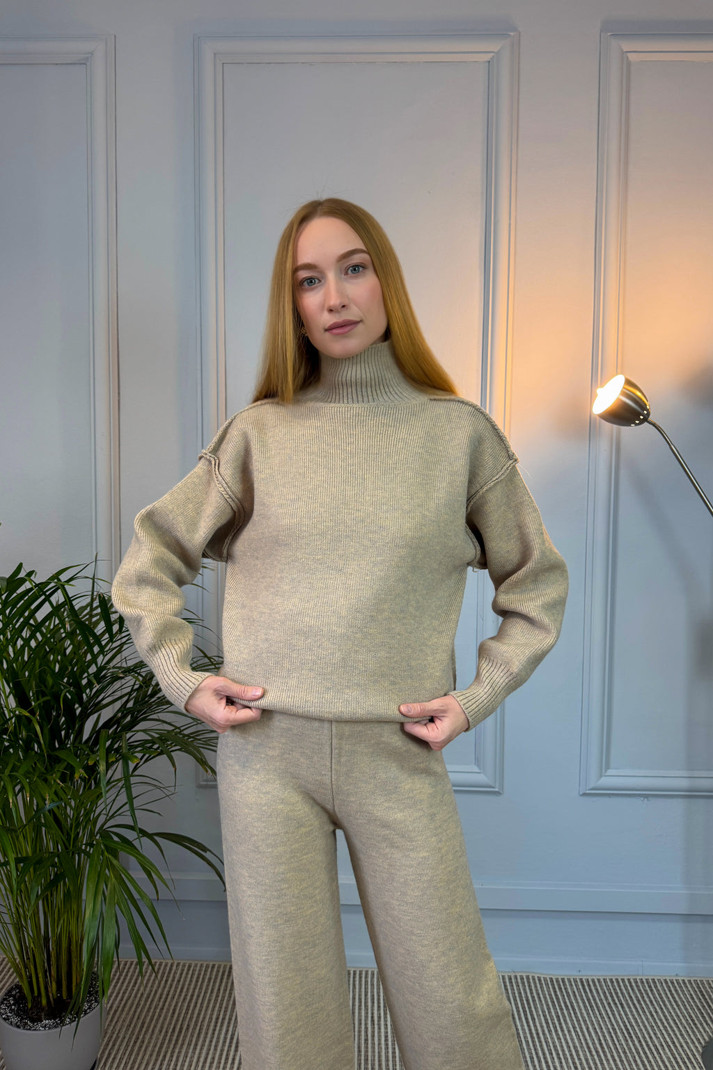 Beżowy dzianinowy komplet z długim swetrem