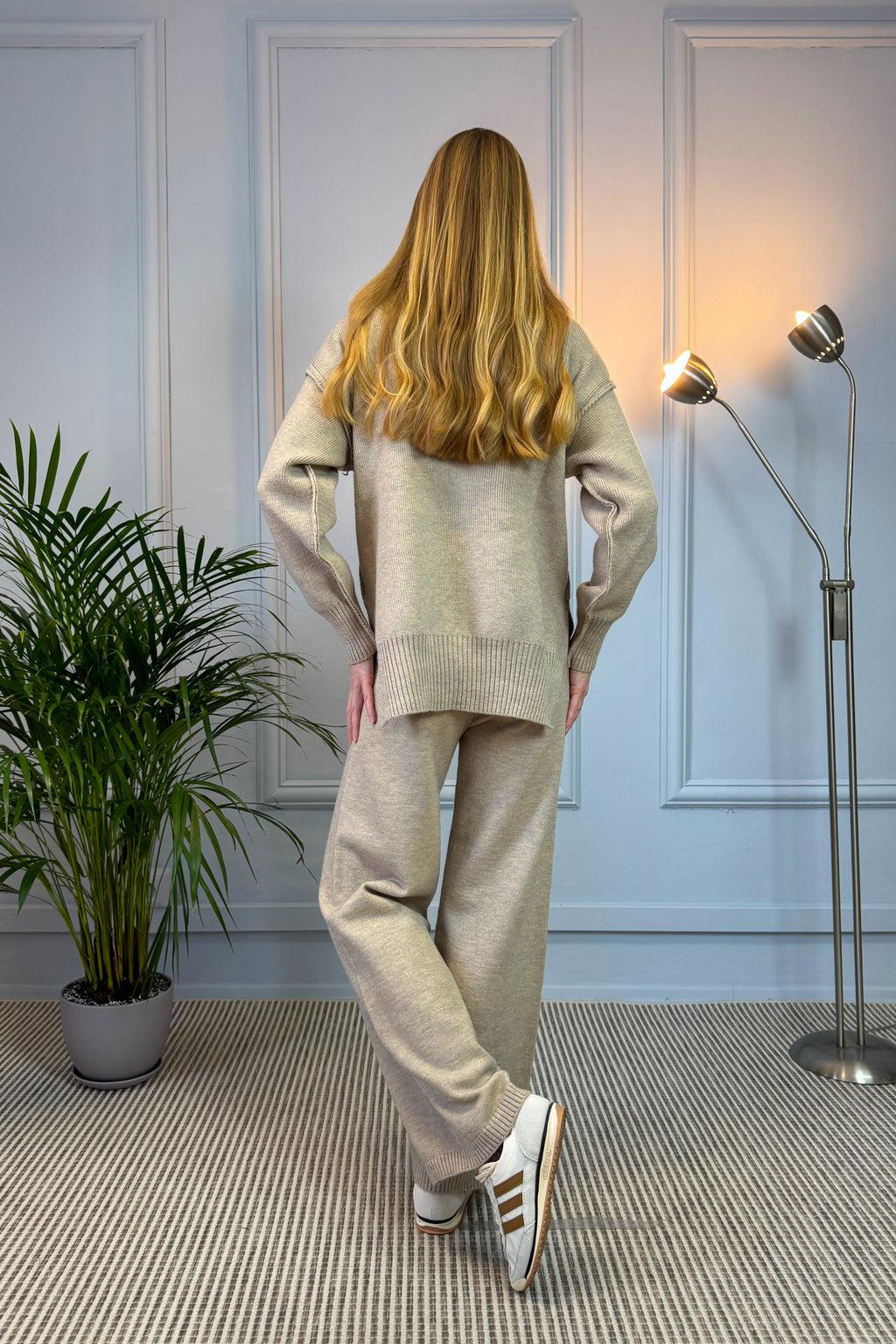 Beżowy dzianinowy komplet z długim swetrem