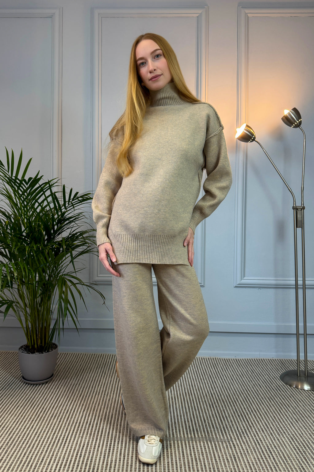 Beżowy dzianinowy komplet z długim swetrem