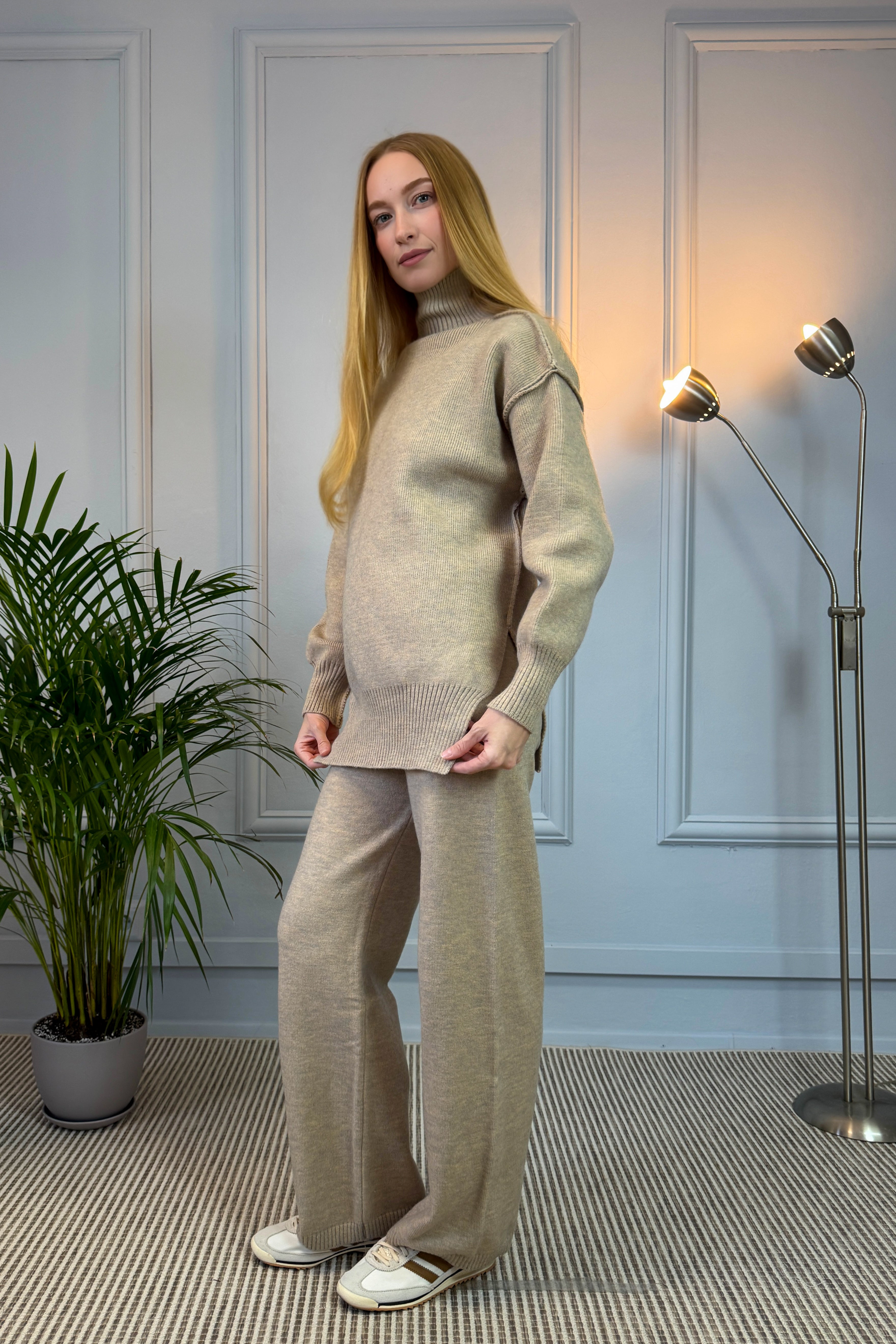 Beżowy dzianinowy komplet z długim swetrem