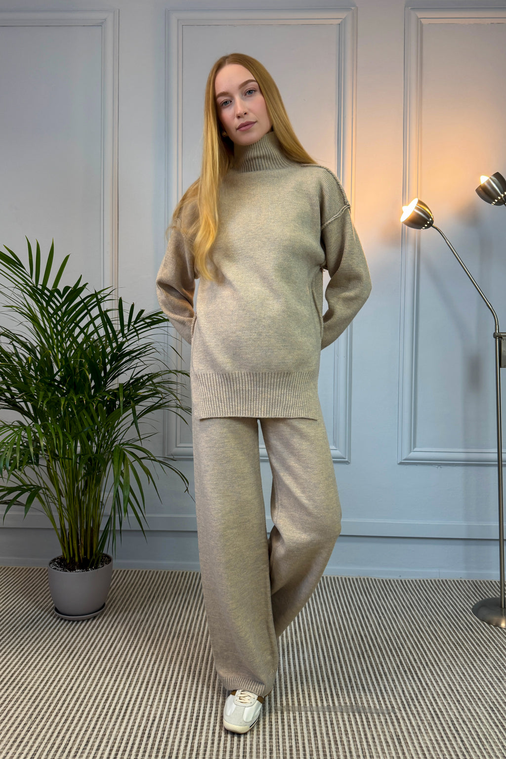 Beżowy dzianinowy komplet z długim swetrem