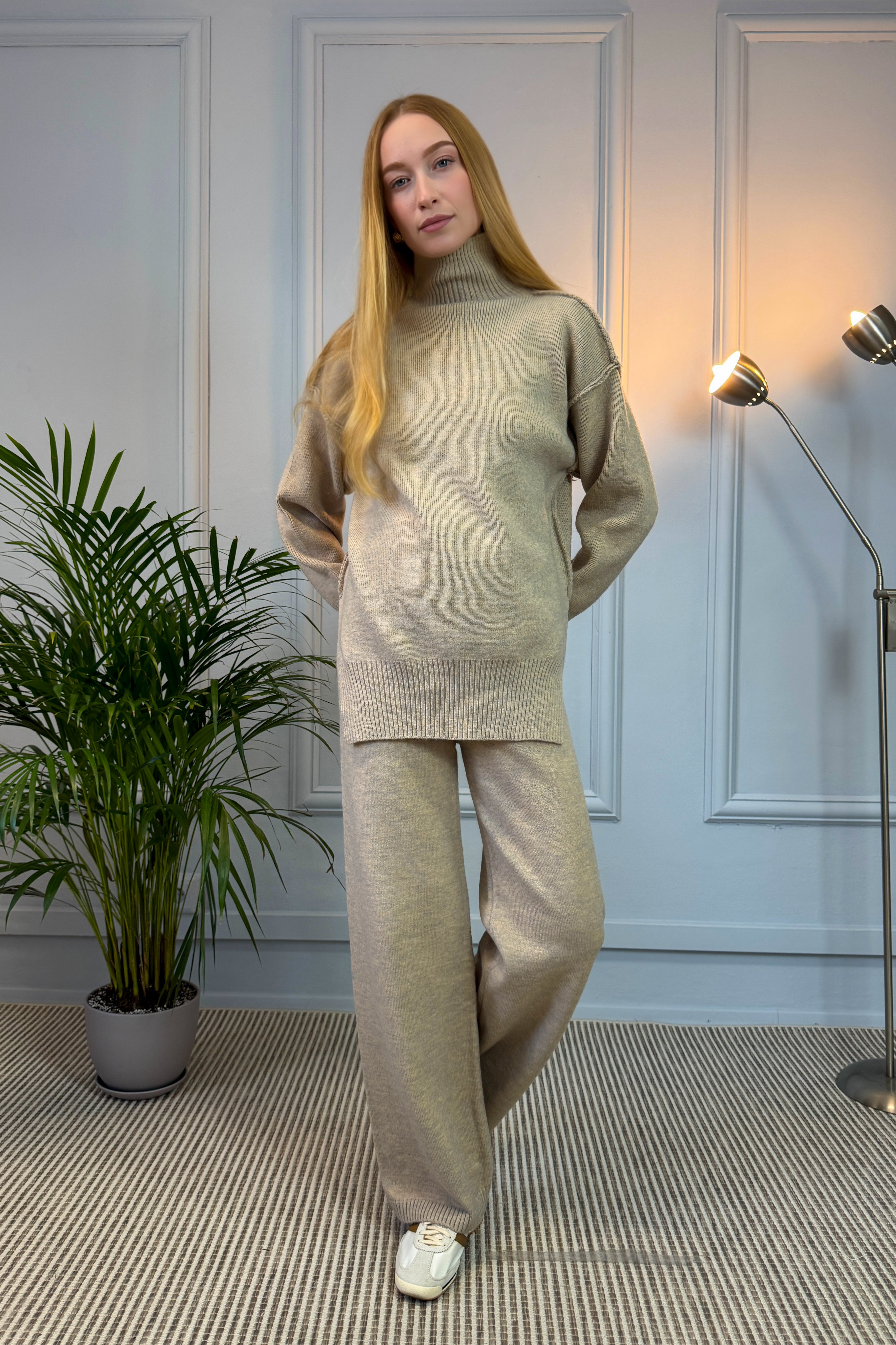 Beżowy dzianinowy komplet z długim swetrem