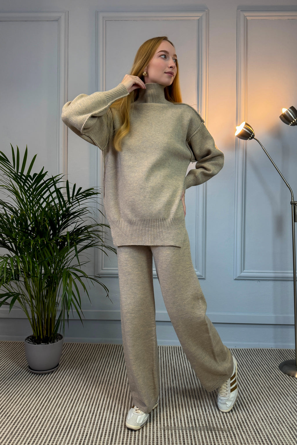 Beżowy dzianinowy komplet z długim swetrem