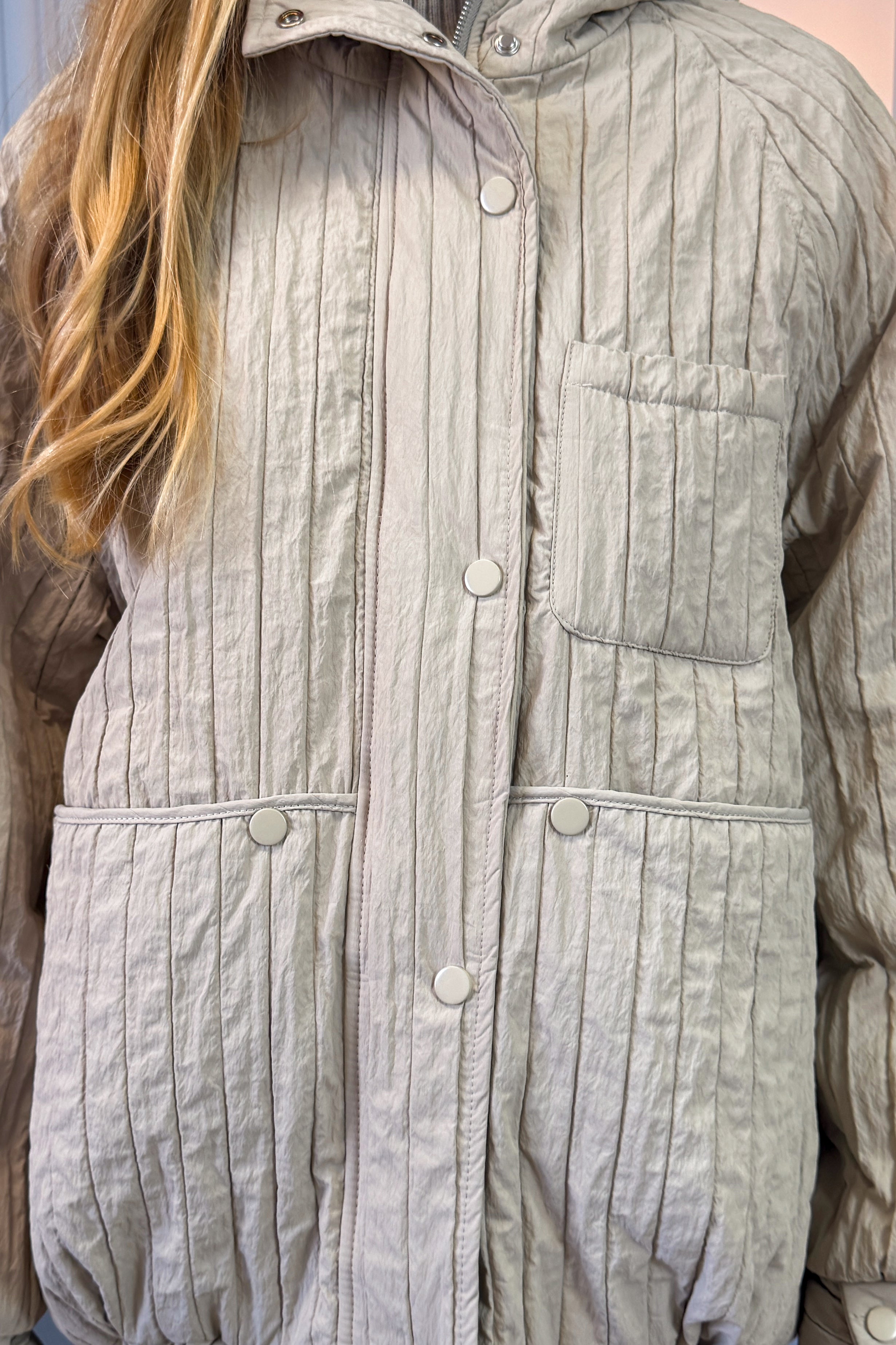 Pikowana kurtka w kolorze beżowym