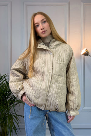 Pikowana kurtka w kolorze beżowym