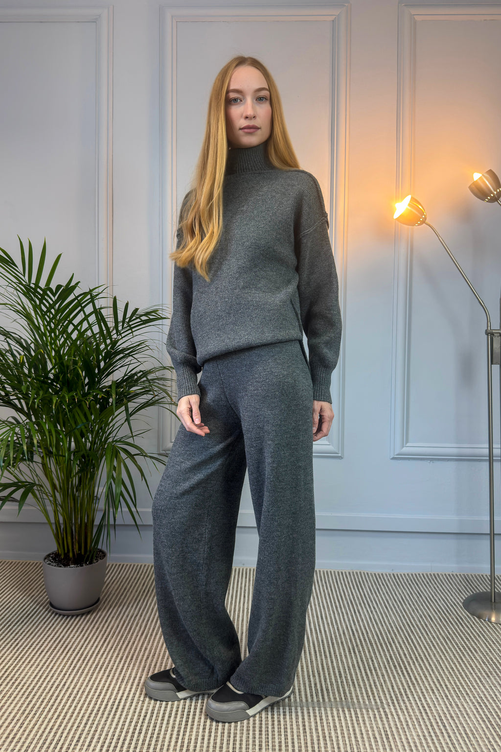 Grafitowy dzianinowy komplet z długim swetrem