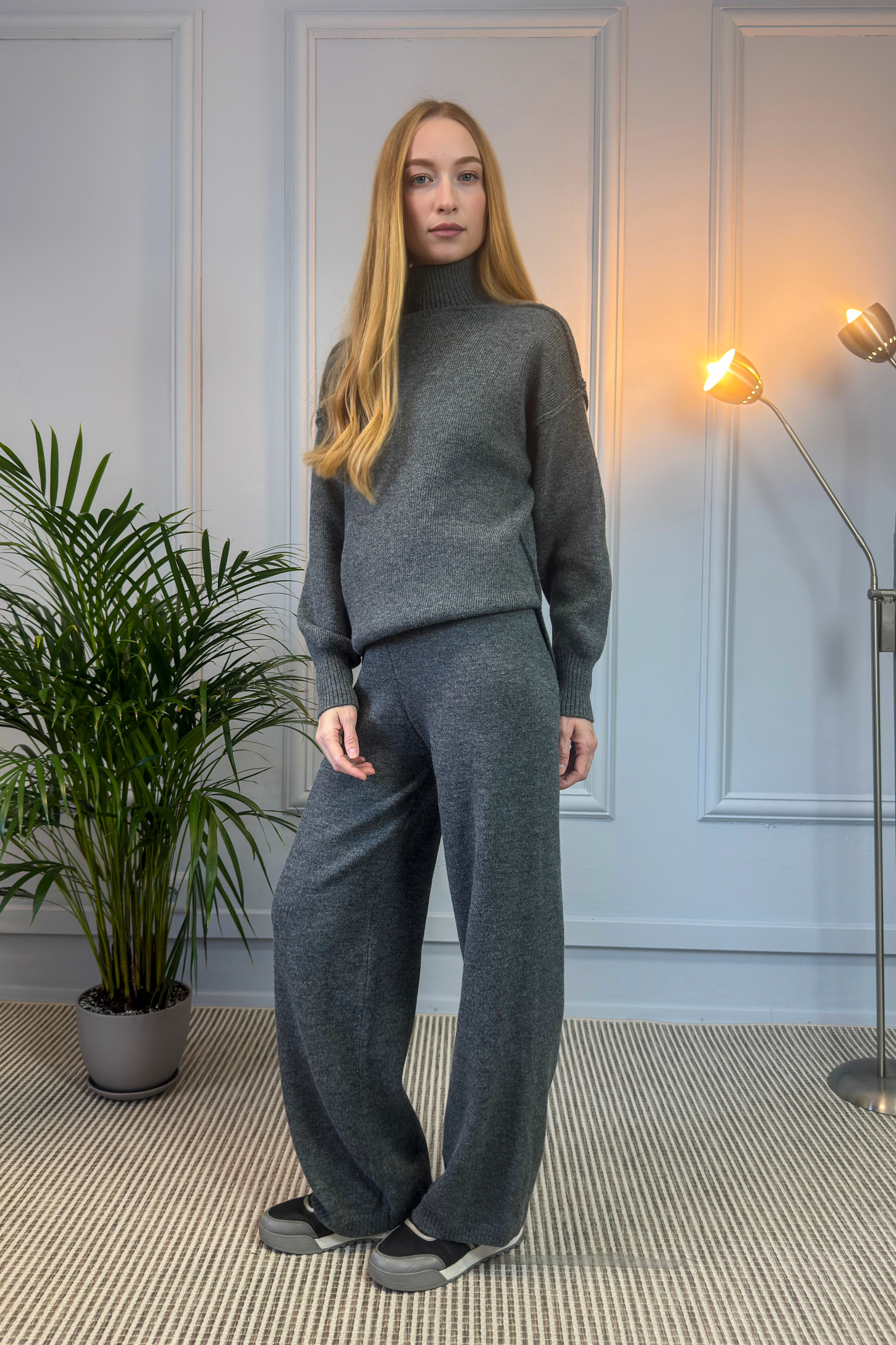 Grafitowy dzianinowy komplet z długim swetrem