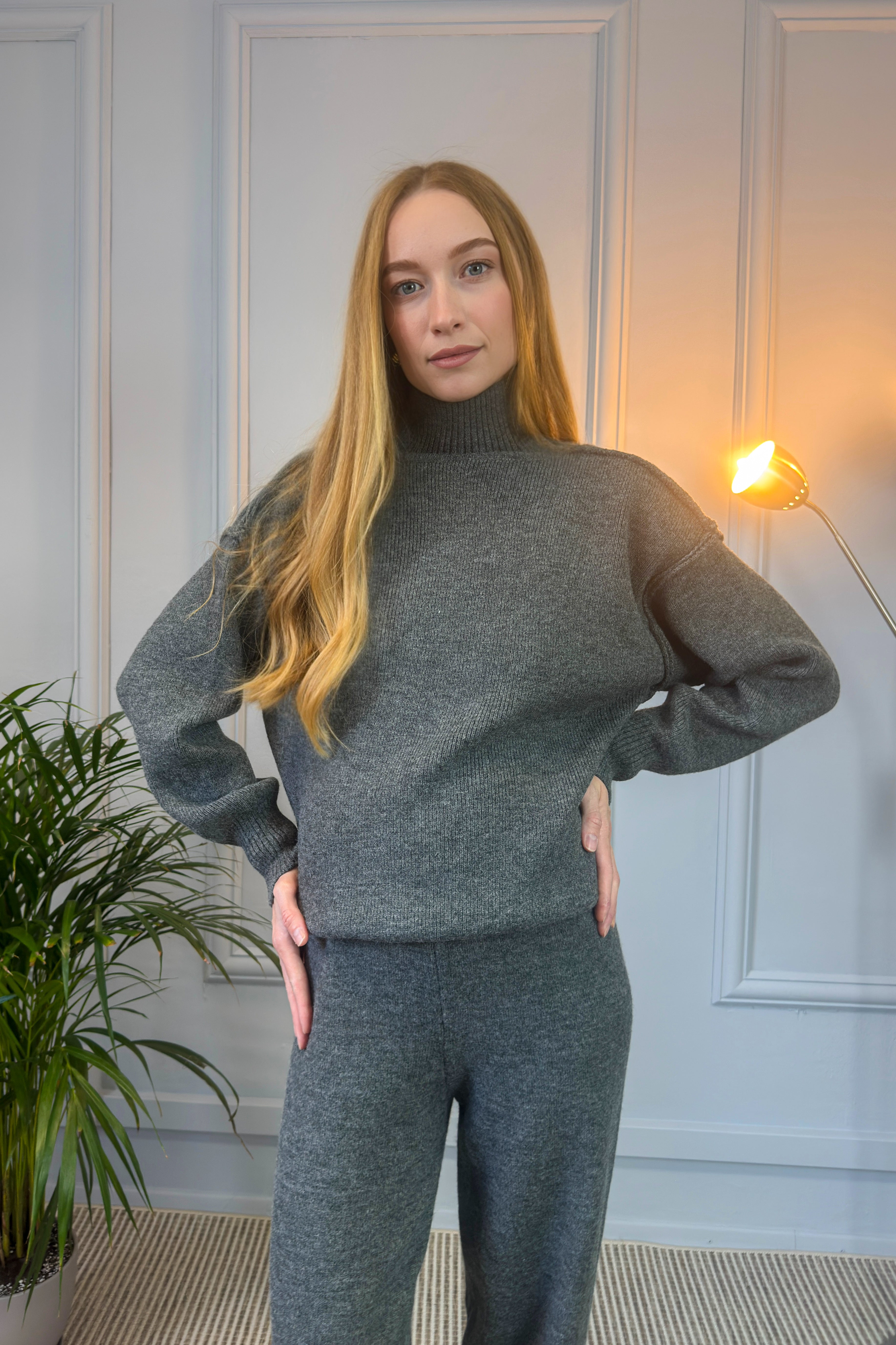 Grafitowy dzianinowy komplet z długim swetrem