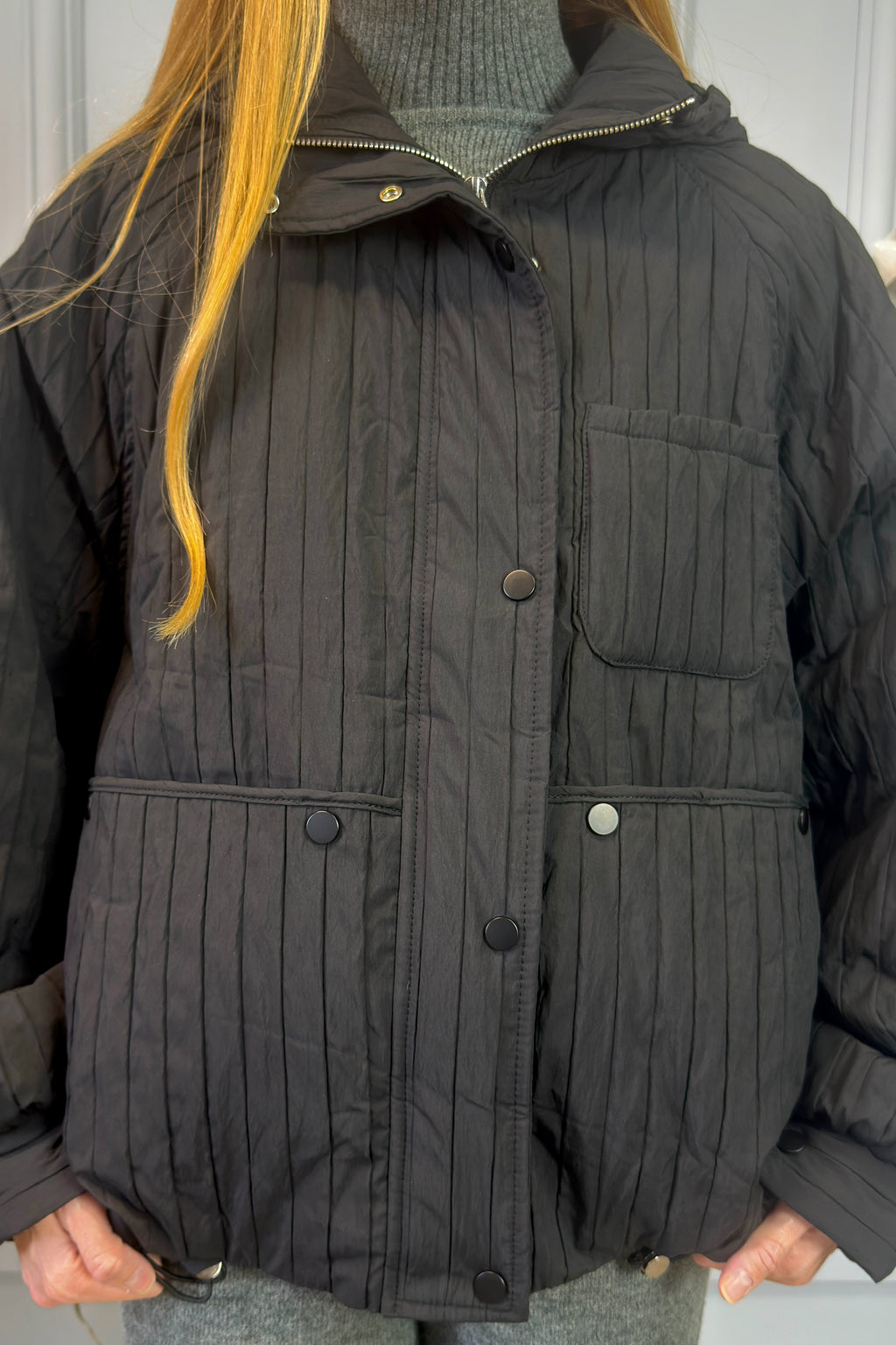 Czarna pikowana kurtka oversize