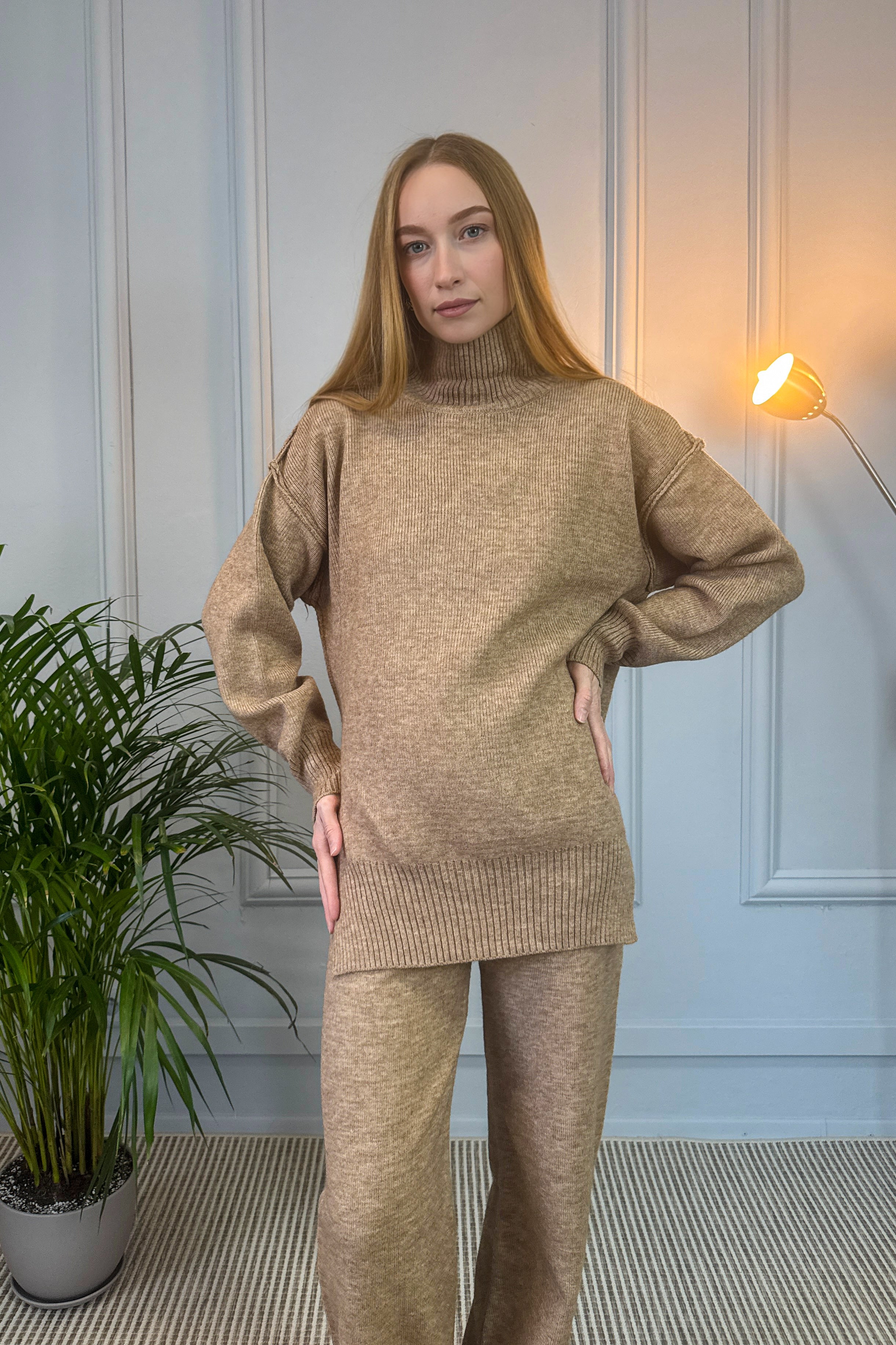 Karmelowy dzianinowy komplet z długim swetrem