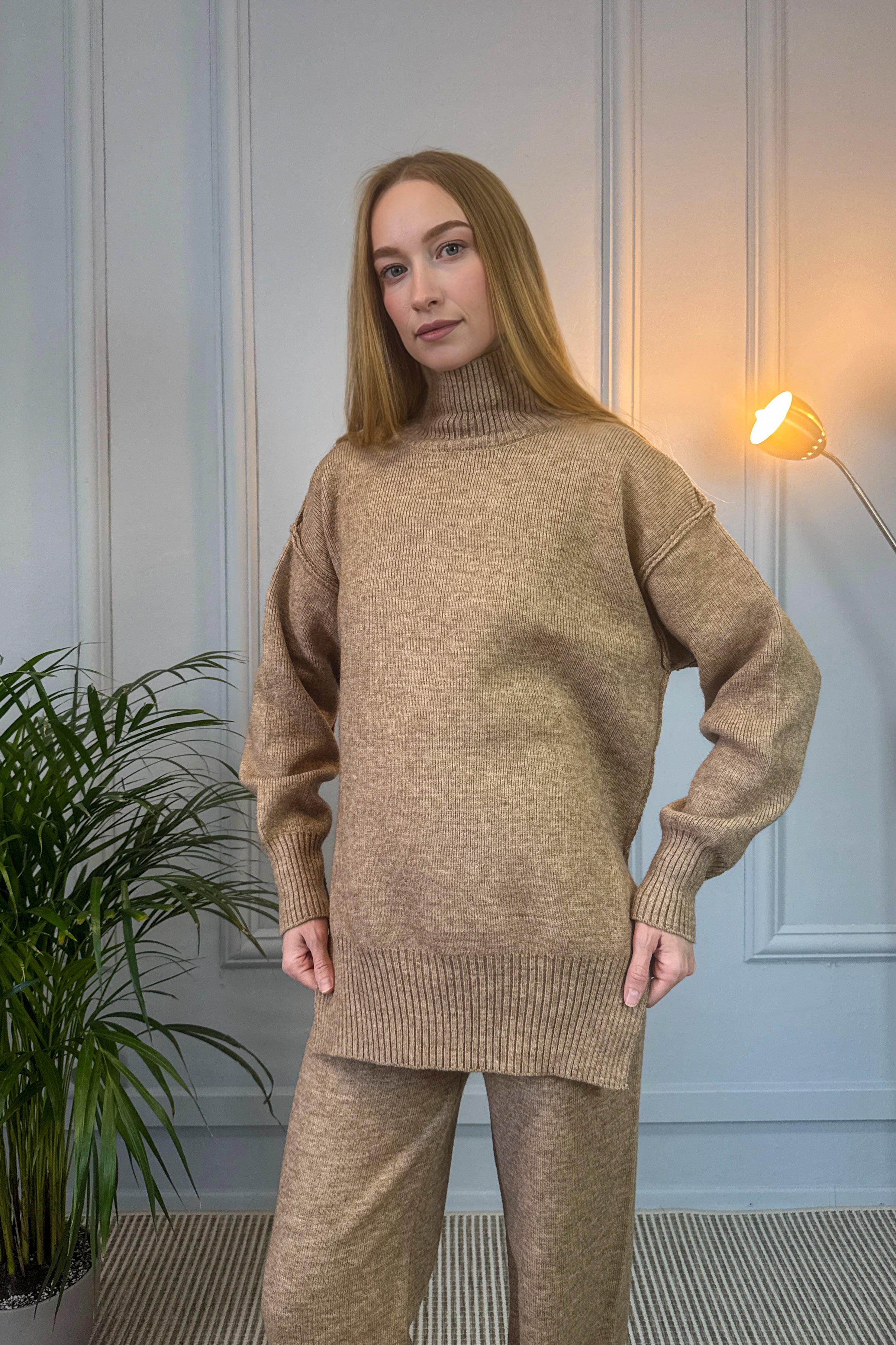 Karmelowy dzianinowy komplet z długim swetrem