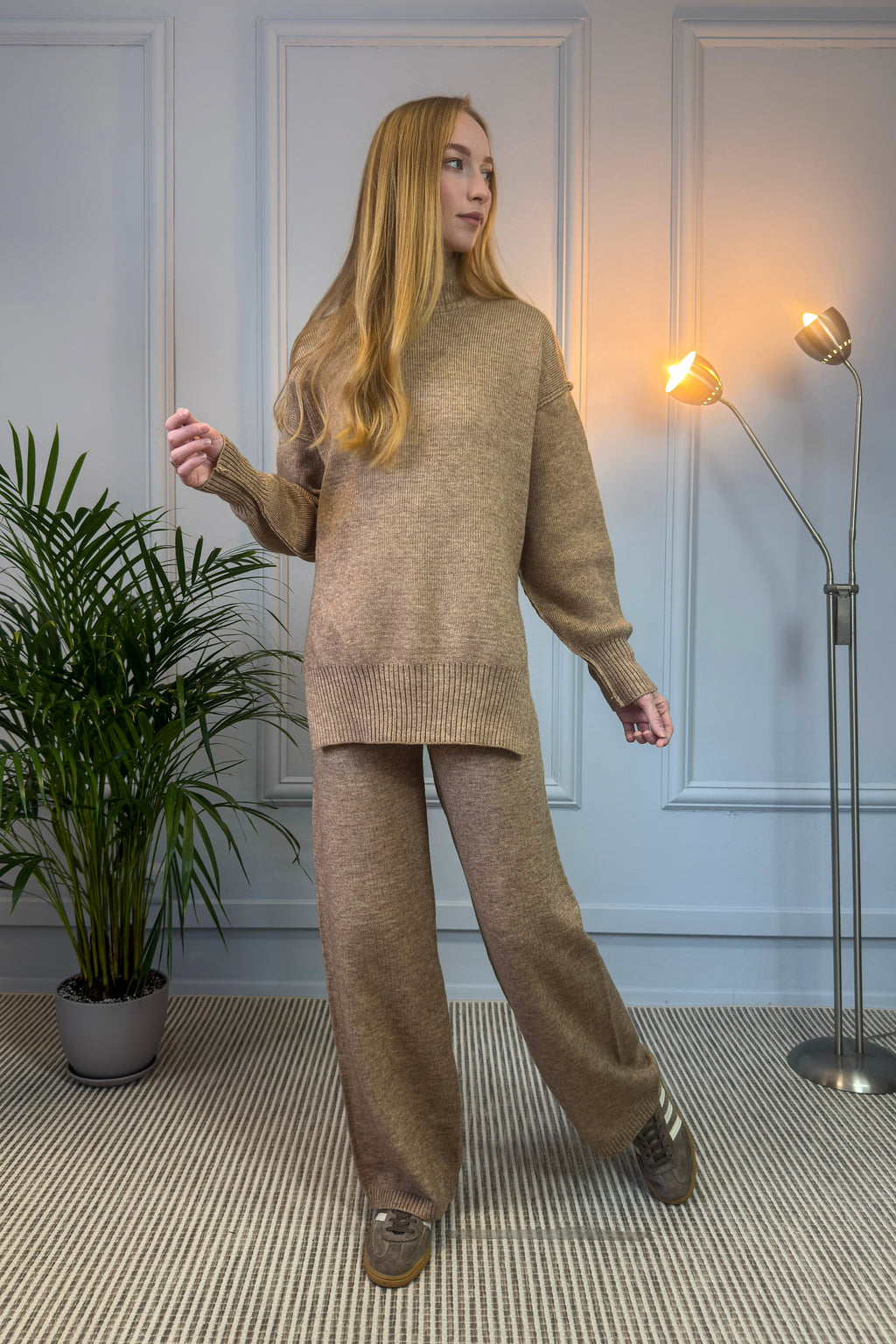 Karmelowy dzianinowy komplet z długim swetrem