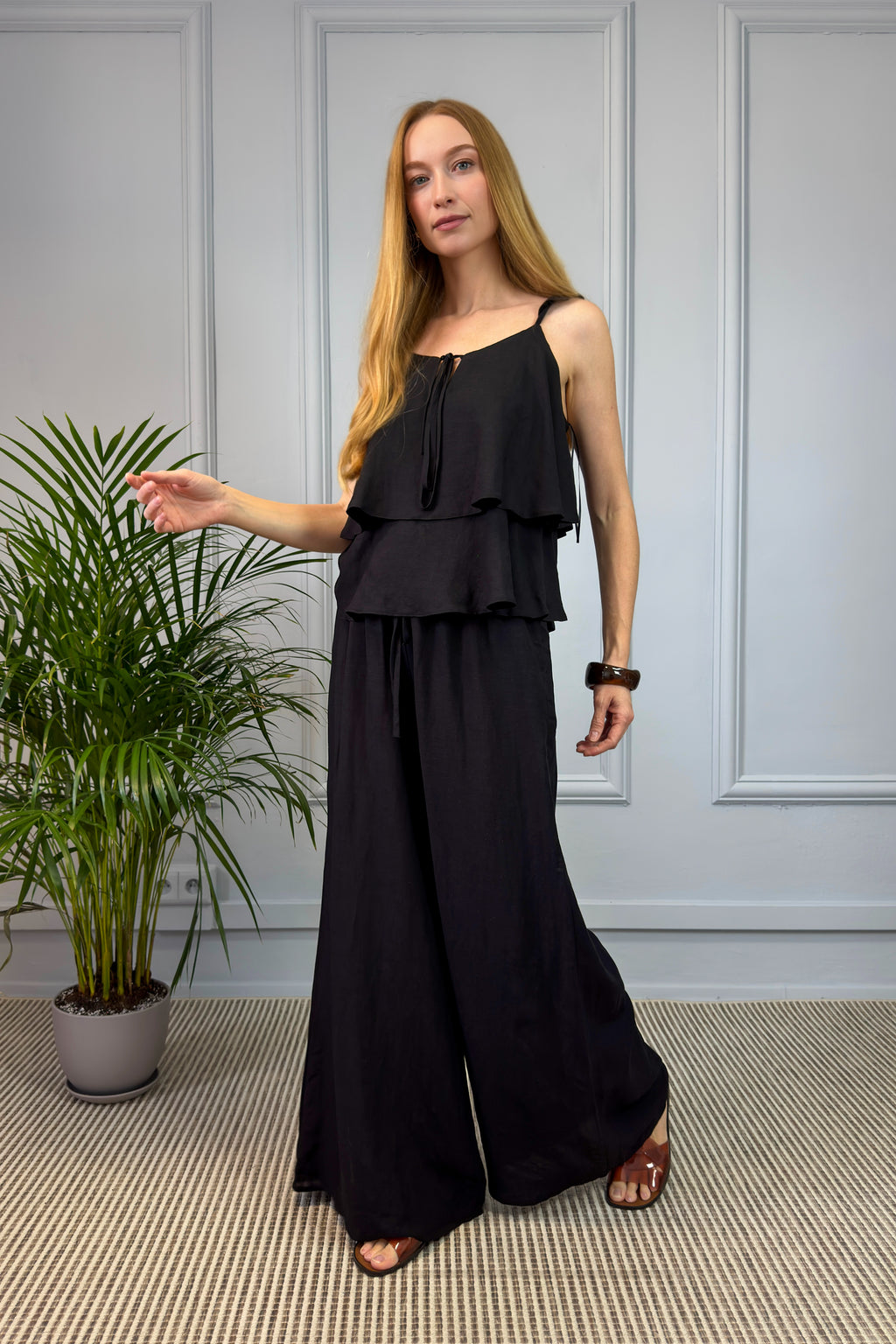 Letni komplet z falbanowym topem i szerokimi spodniami