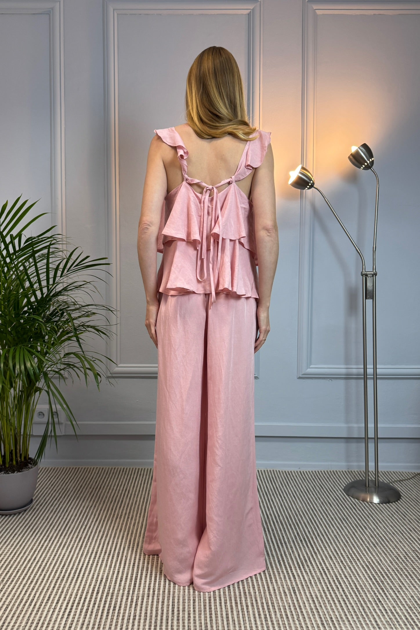 Delikatny letni komplet z topem na ramiączkach i szerokimi spodniami