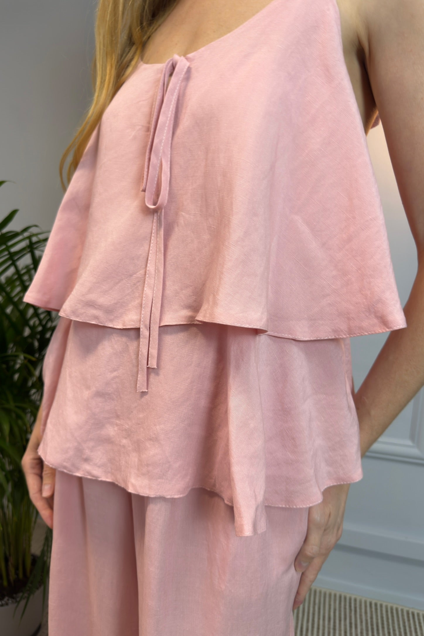 Delikatny letni komplet z topem na ramiączkach i szerokimi spodniami