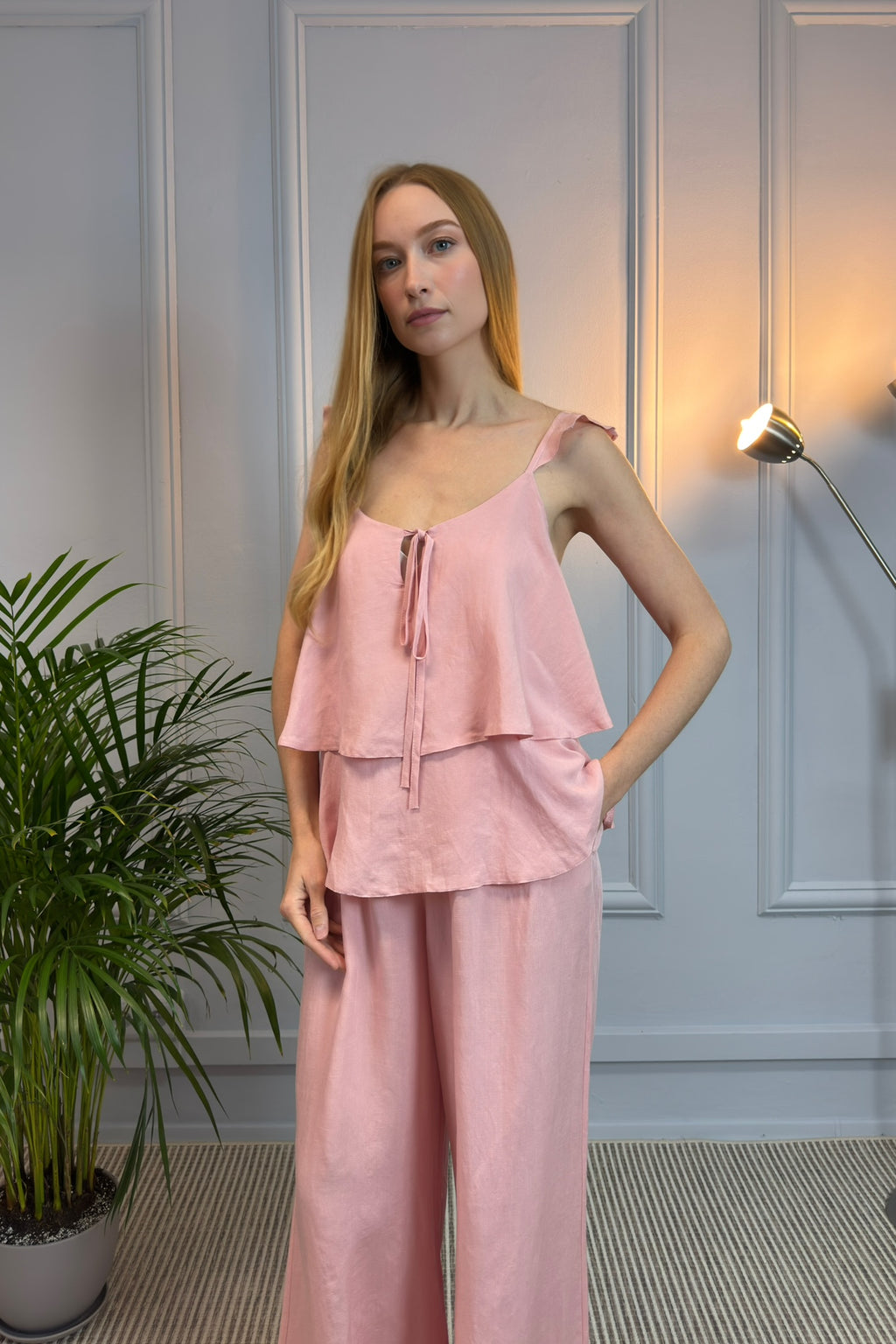 Delikatny letni komplet z topem na ramiączkach i szerokimi spodniami