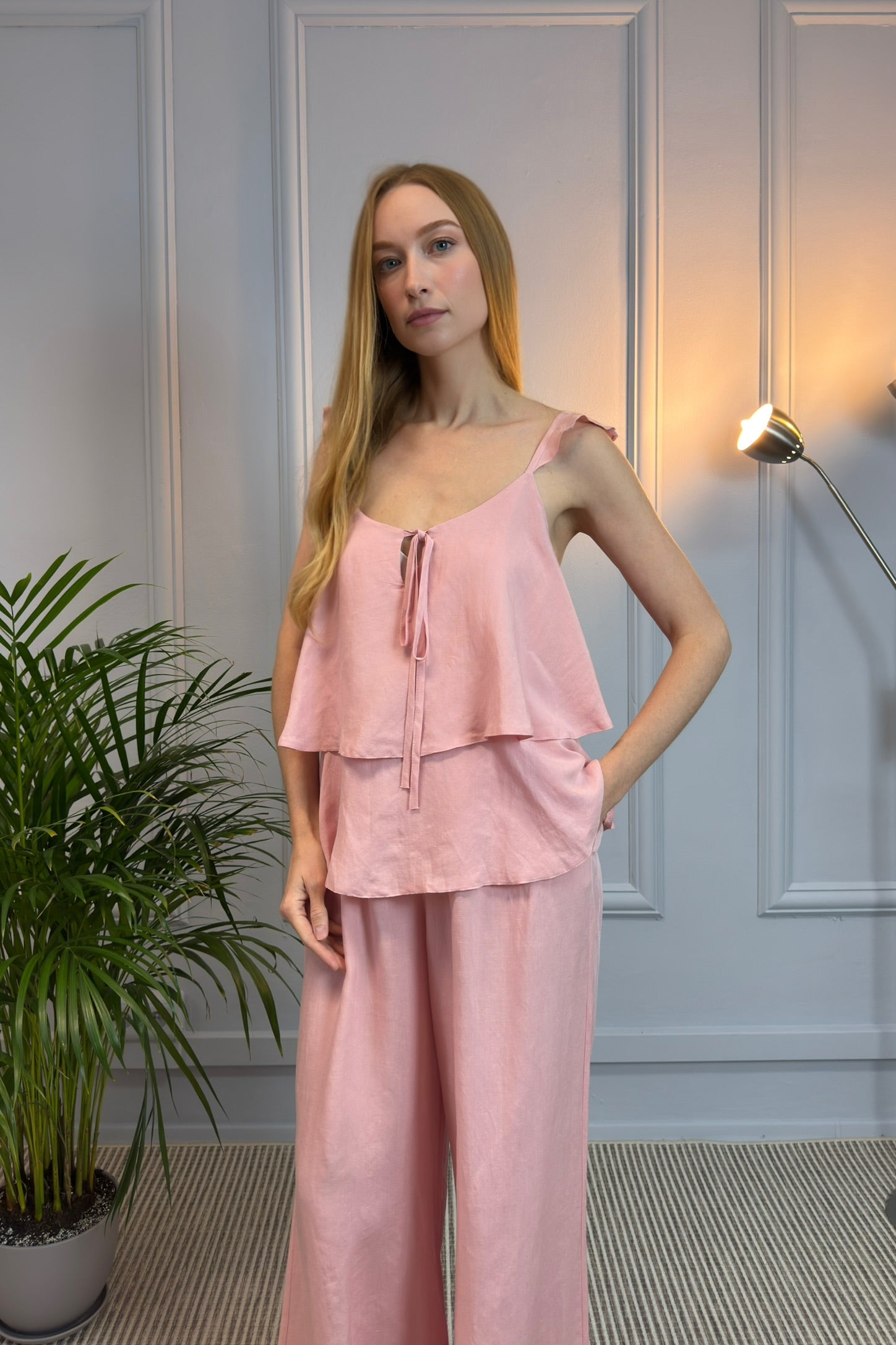 Delikatny letni komplet z topem na ramiączkach i szerokimi spodniami