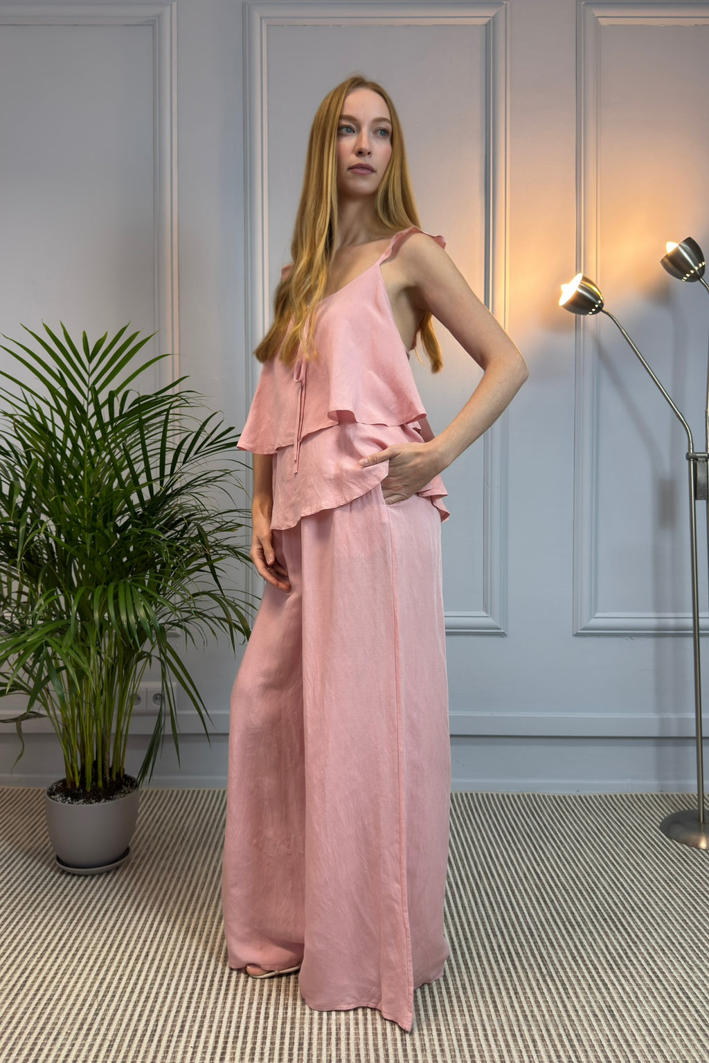 Delikatny letni komplet z topem na ramiączkach i szerokimi spodniami