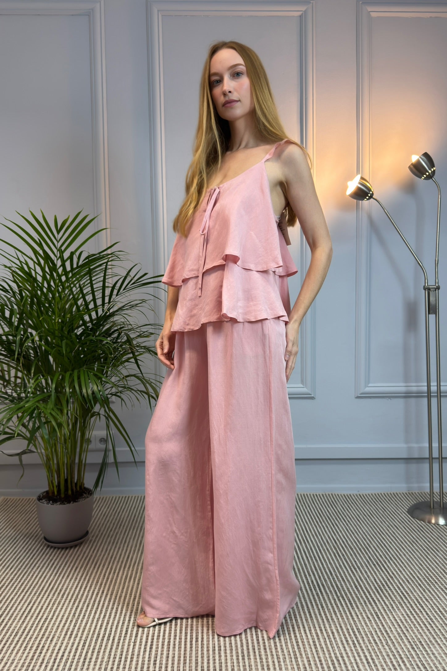 Delikatny letni komplet z topem na ramiączkach i szerokimi spodniami