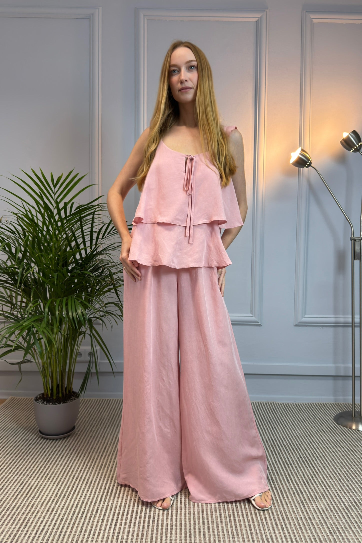 Delikatny letni komplet z topem na ramiączkach i szerokimi spodniami