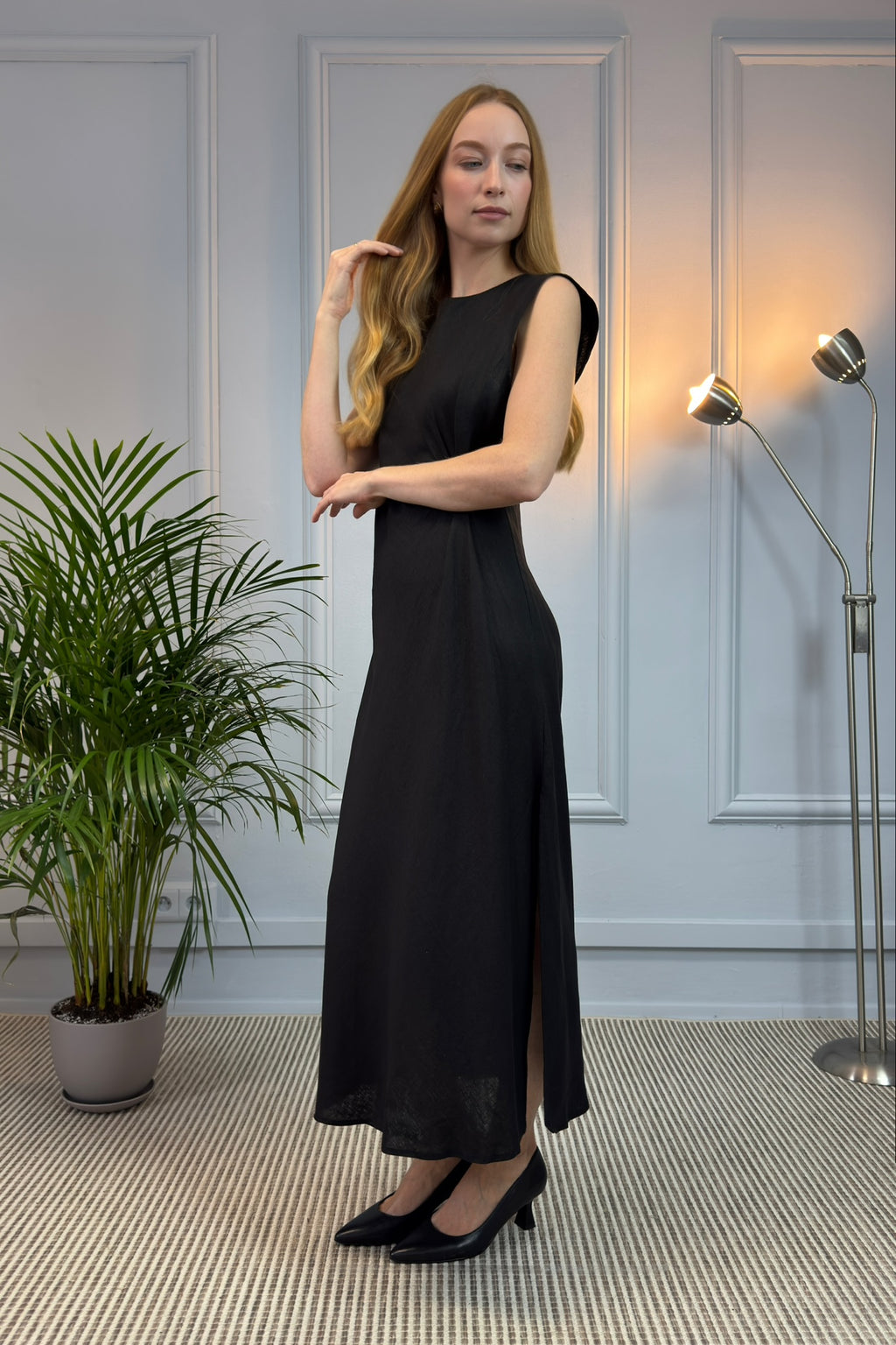 Sukienka midi z rozcięciem po boku