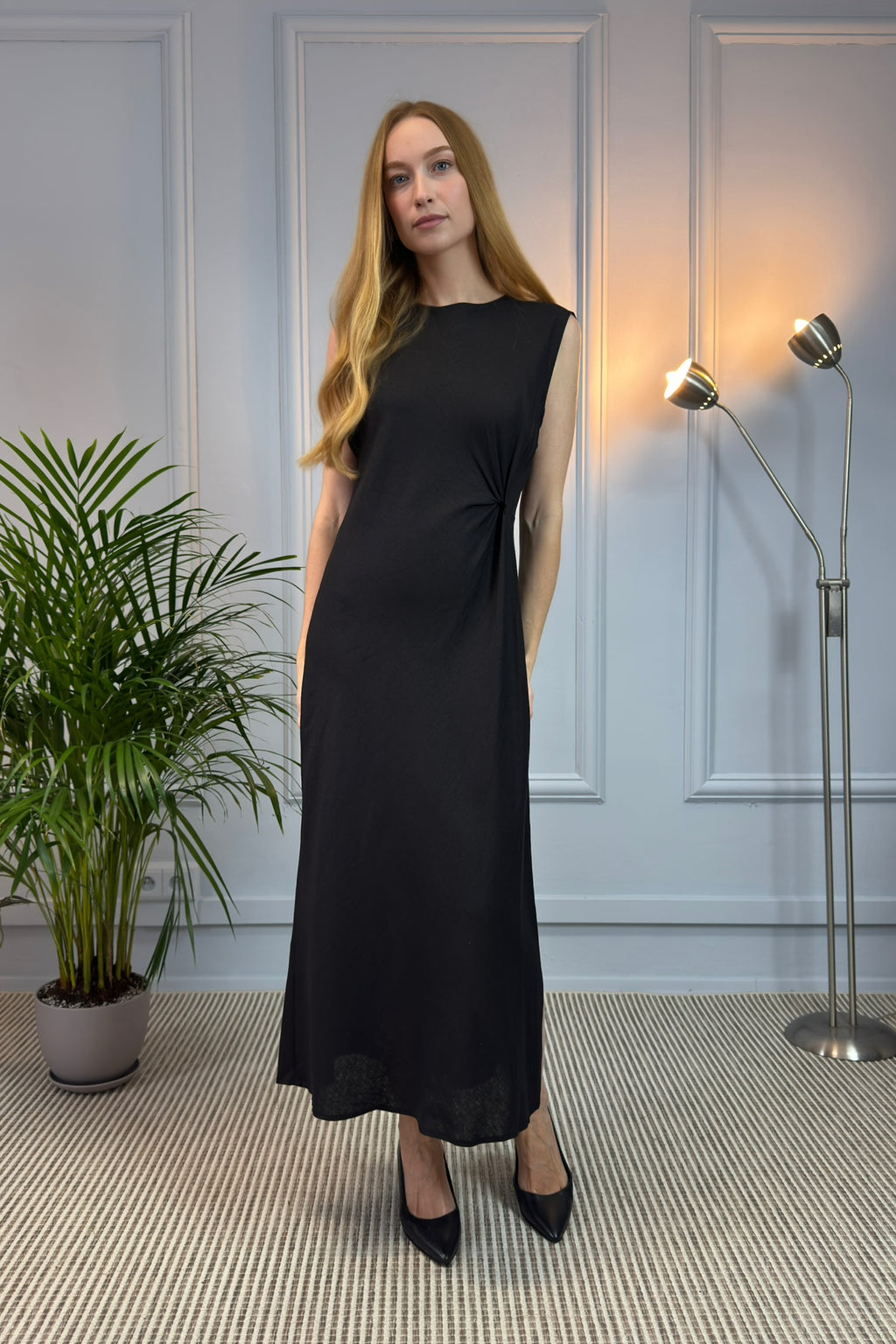 Sukienka midi z rozcięciem po boku