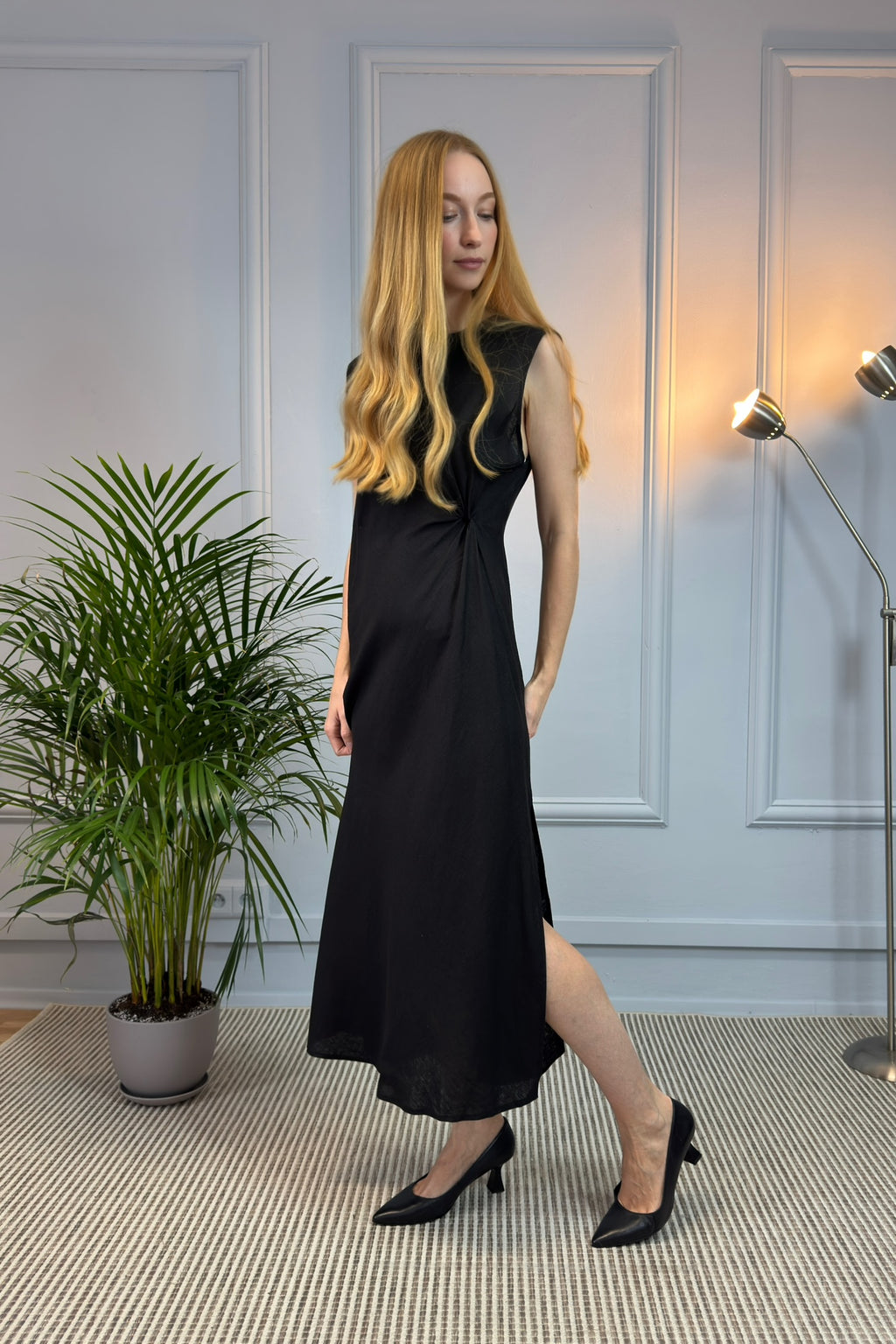 Sukienka midi z rozcięciem po boku