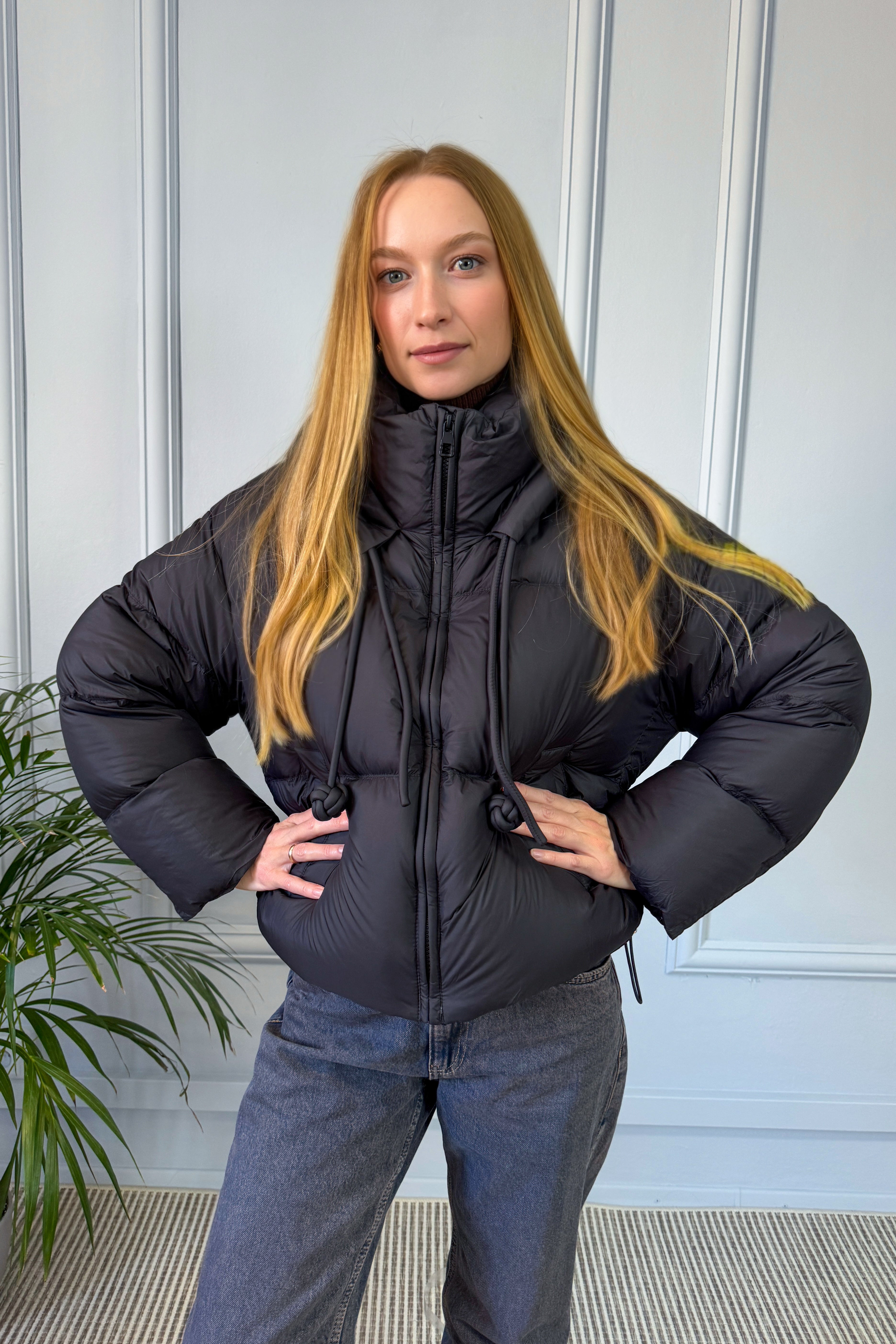 Krótka pikowana kurtka puchowa czarna