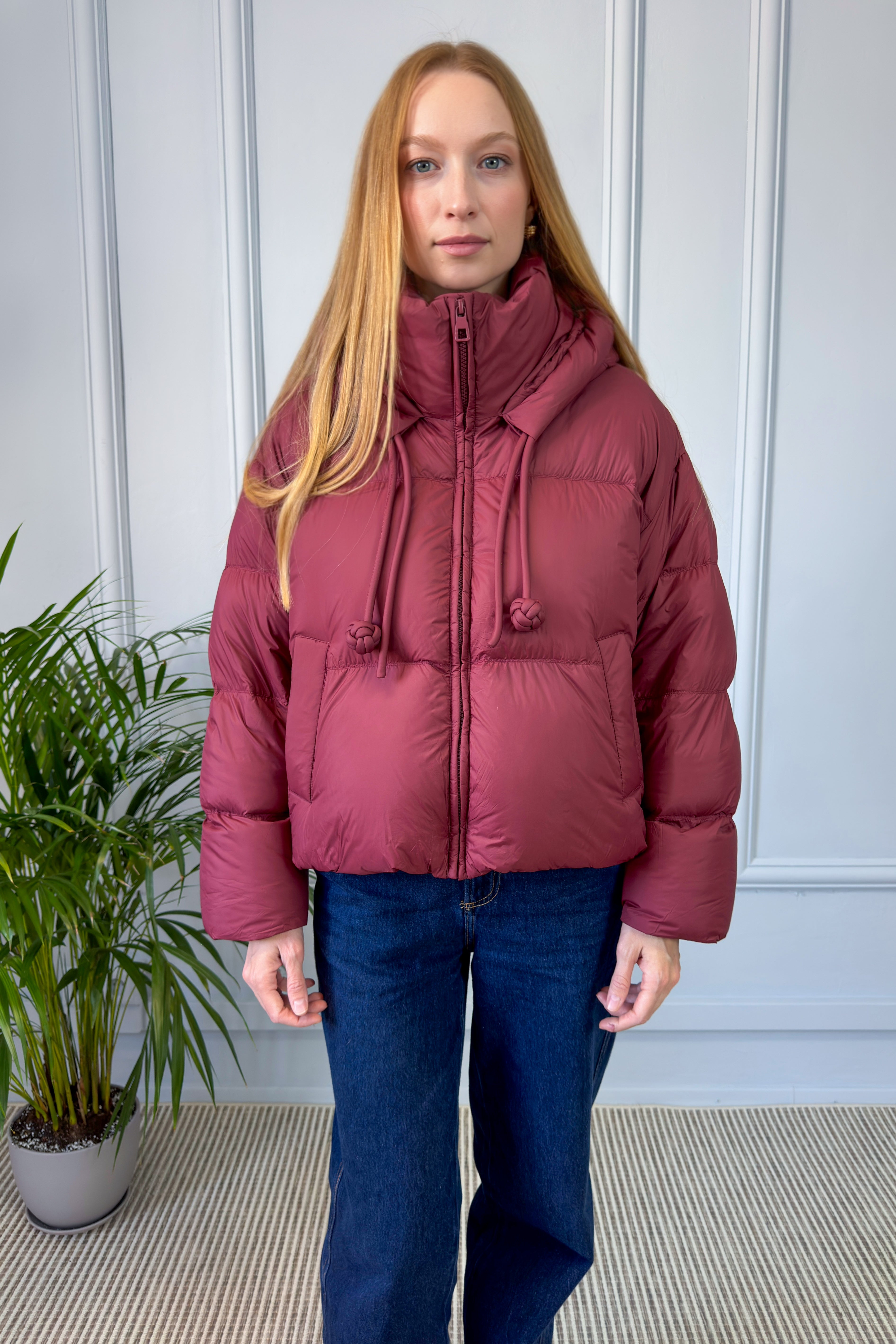 Krótka pikowana kurtka z kapturem – bordowa
