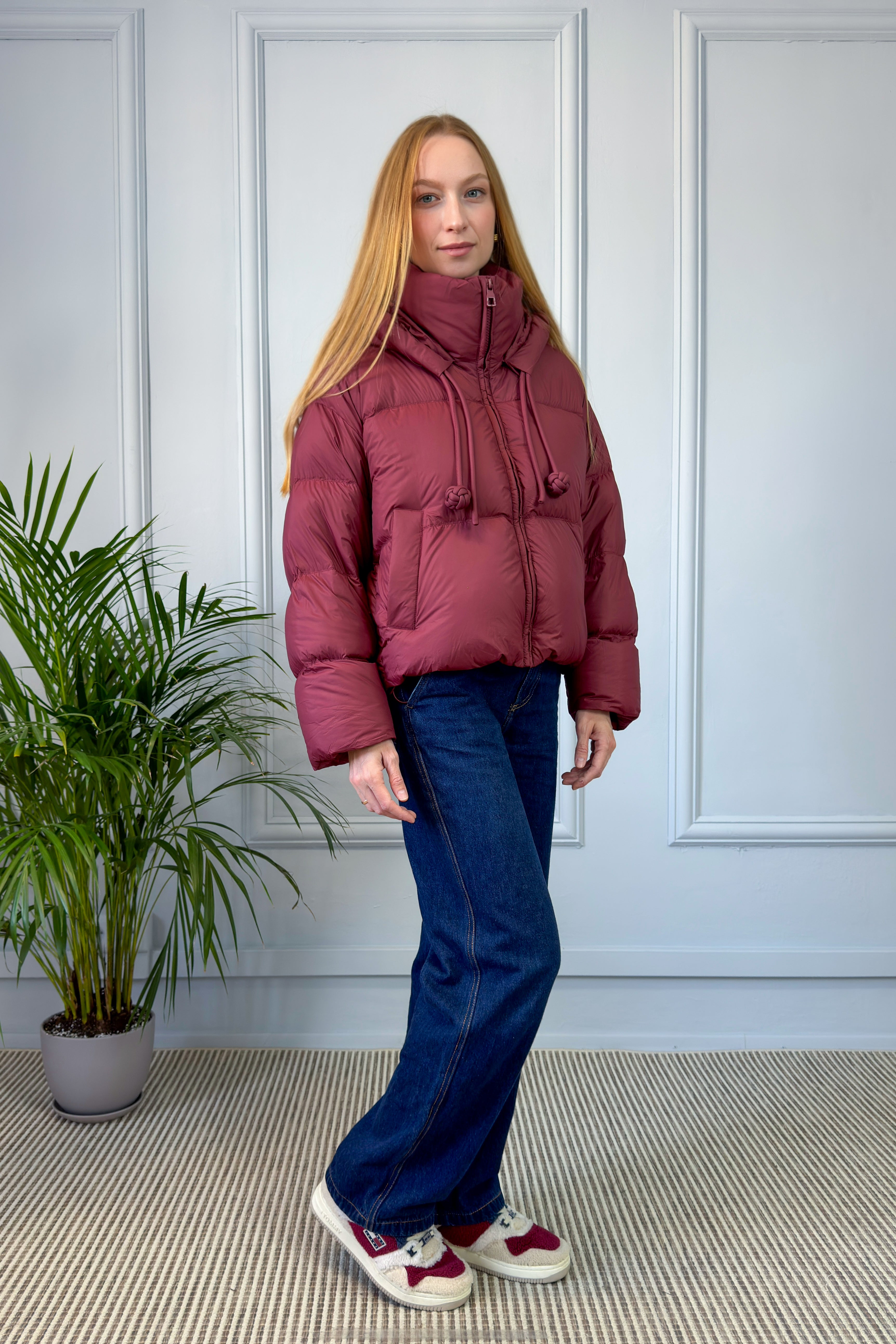 Krótka pikowana kurtka z kapturem – bordowa