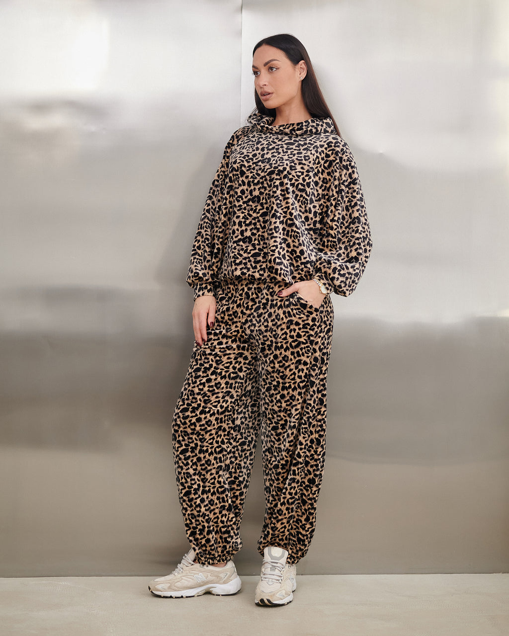 Welurowy komplet dresowy damski – bluza z kapturem + spodnie joggery – print panterkowy