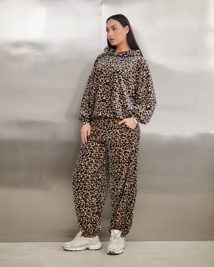 Welurowy komplet dresowy damski – bluza z kapturem + spodnie joggery – print panterkowy