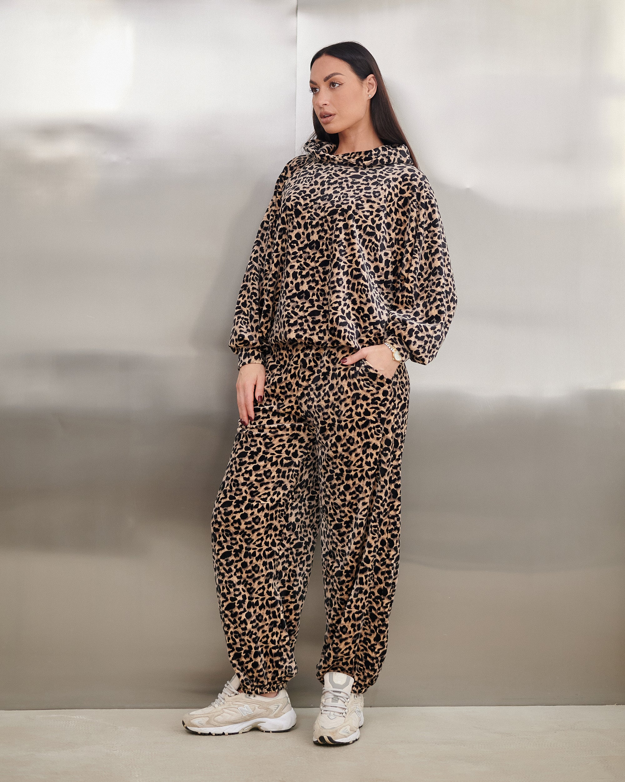 Welurowy komplet dresowy damski – bluza z kapturem + spodnie joggery – print panterkowy