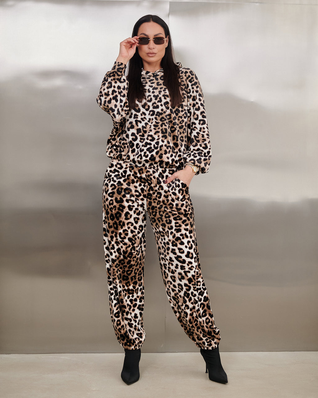 Welurowy komplet dresowy damski – bluza z kapturem + spodnie joggery – print panterkowy