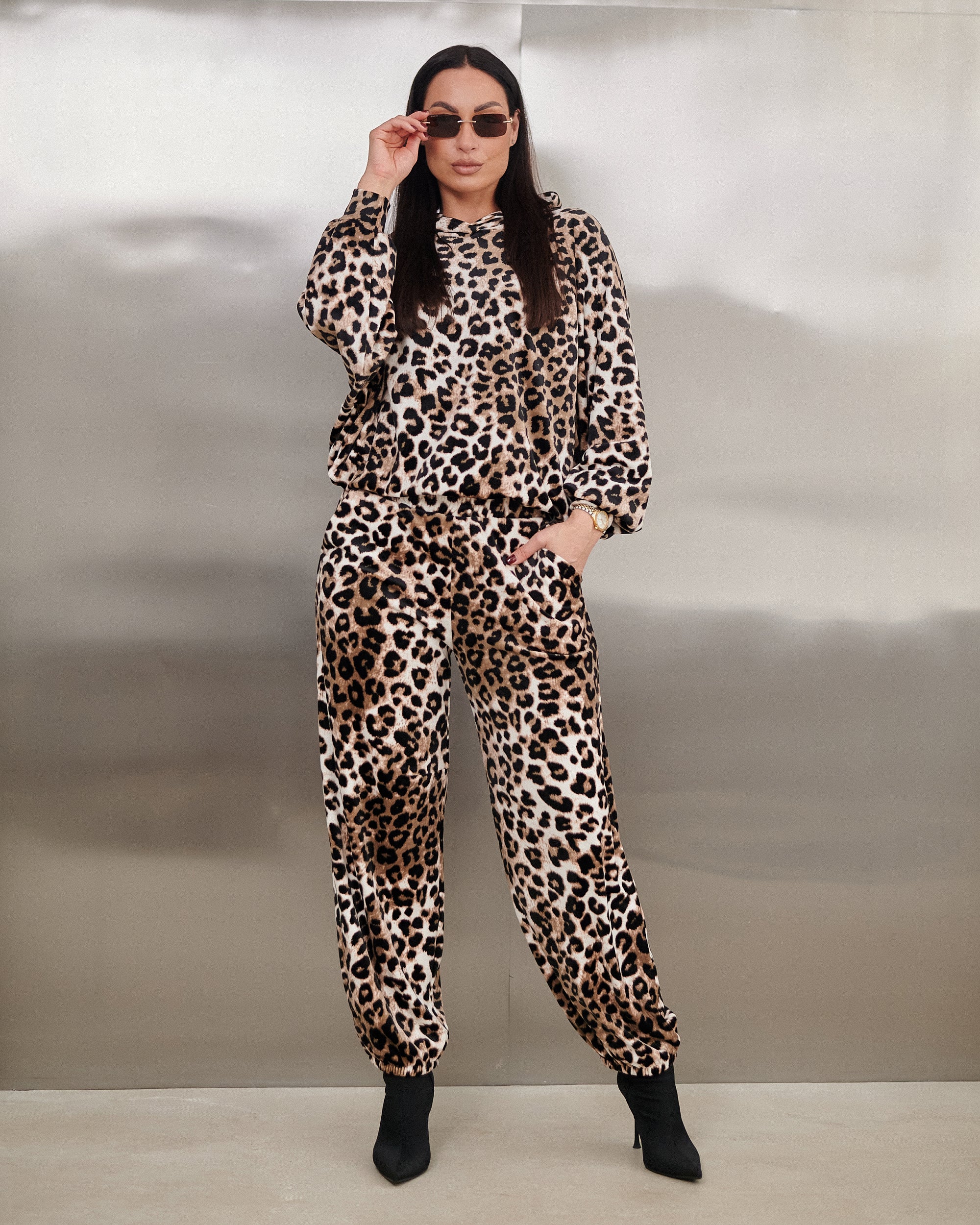 Welurowy komplet dresowy damski – bluza z kapturem + spodnie joggery – print panterkowy