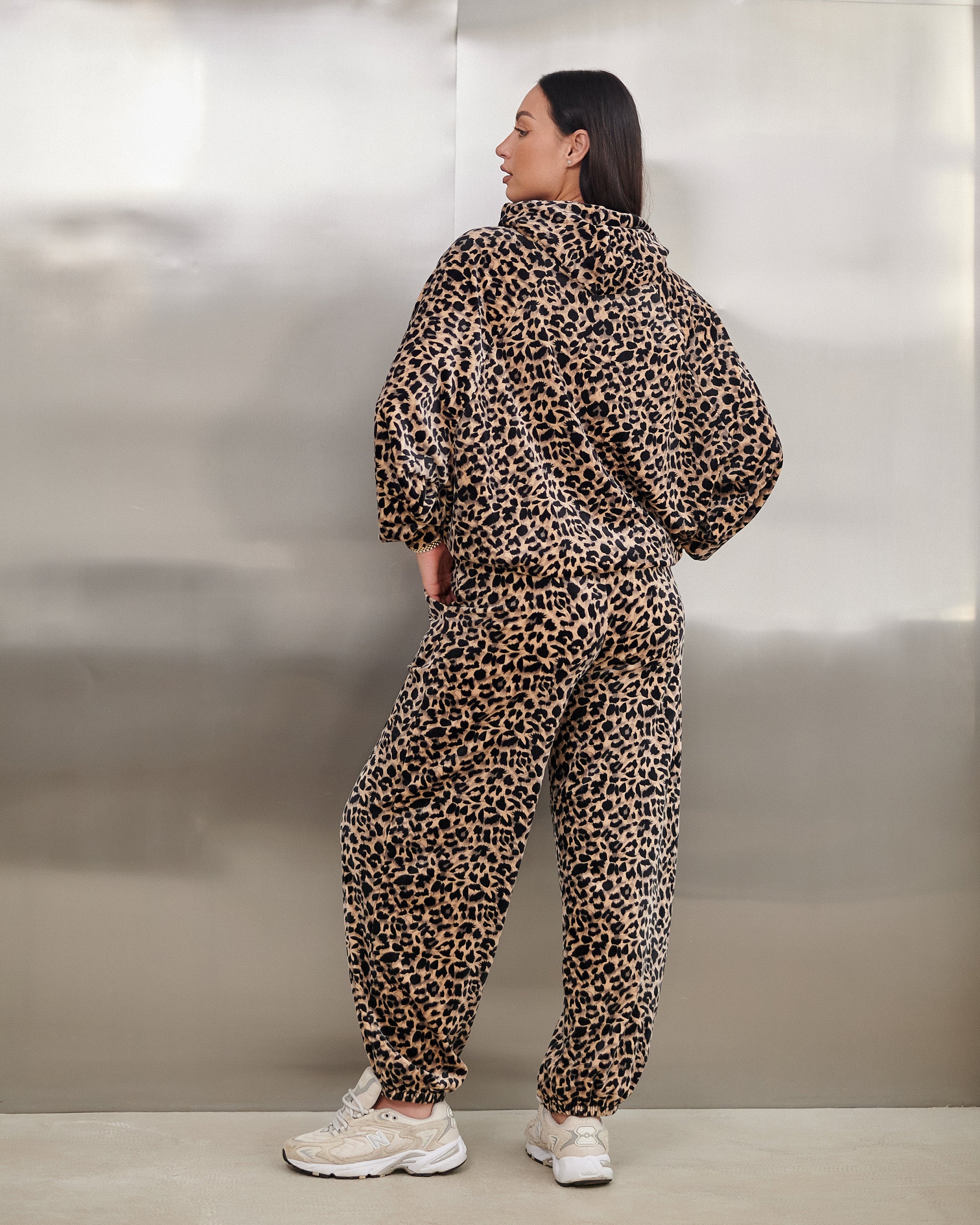 Welurowy komplet dresowy damski – bluza z kapturem + spodnie joggery – print panterkowy