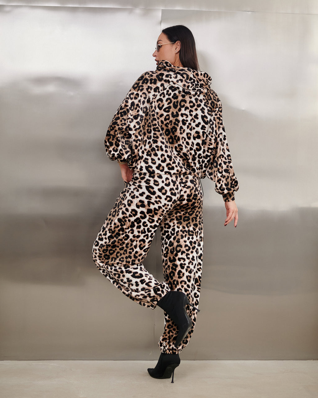 Welurowy komplet dresowy damski – bluza z kapturem + spodnie joggery – print panterkowy