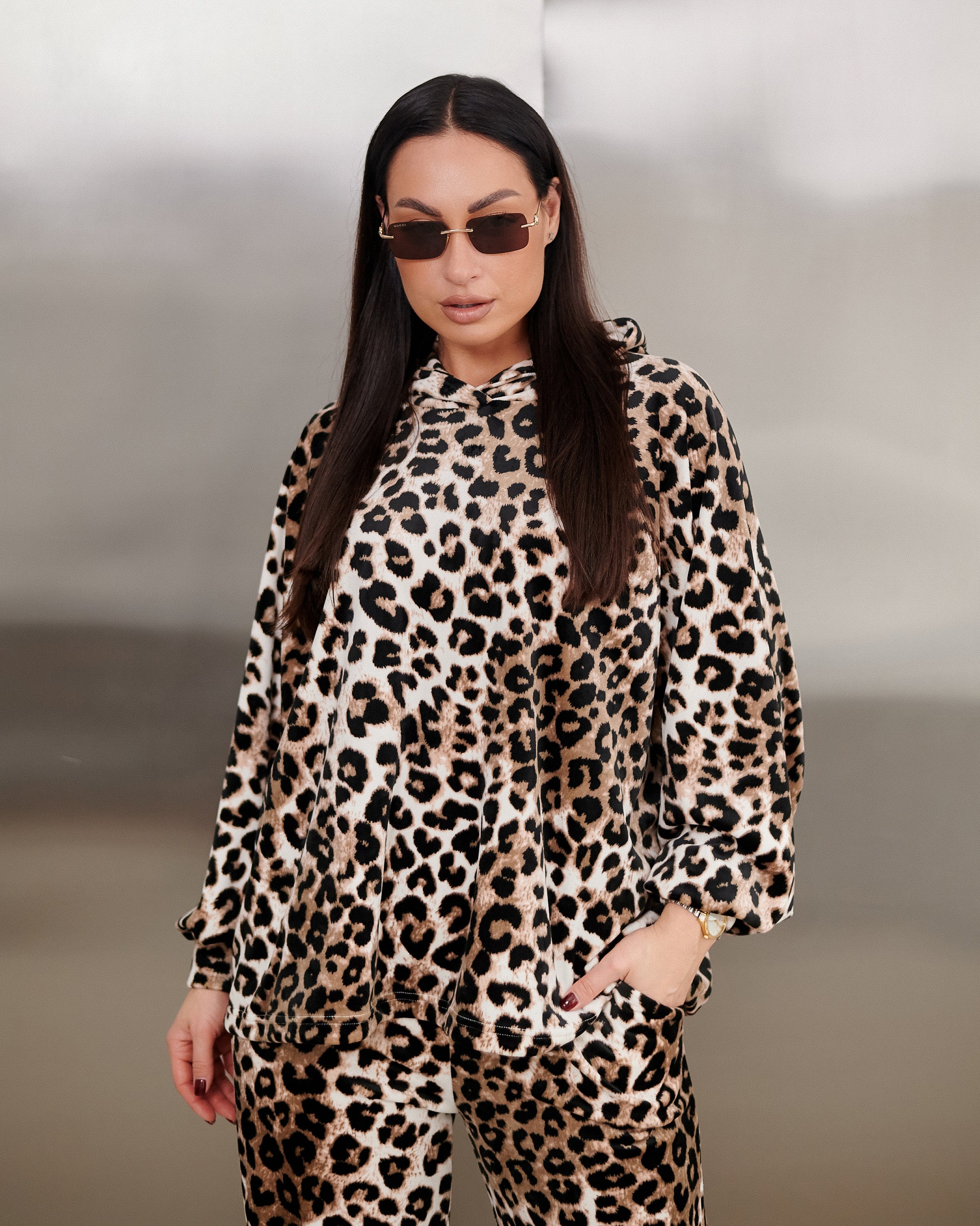 Welurowy komplet dresowy damski – bluza z kapturem + spodnie joggery – print panterkowy