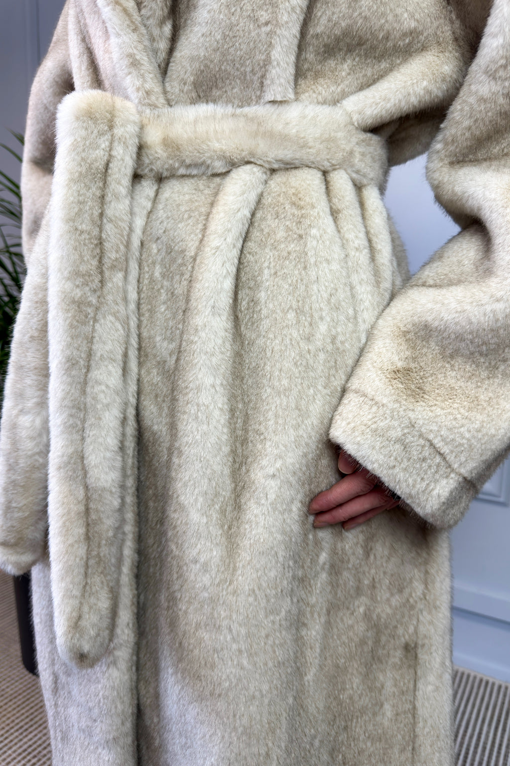 Klasyczne futro wiązane w talii beżowe