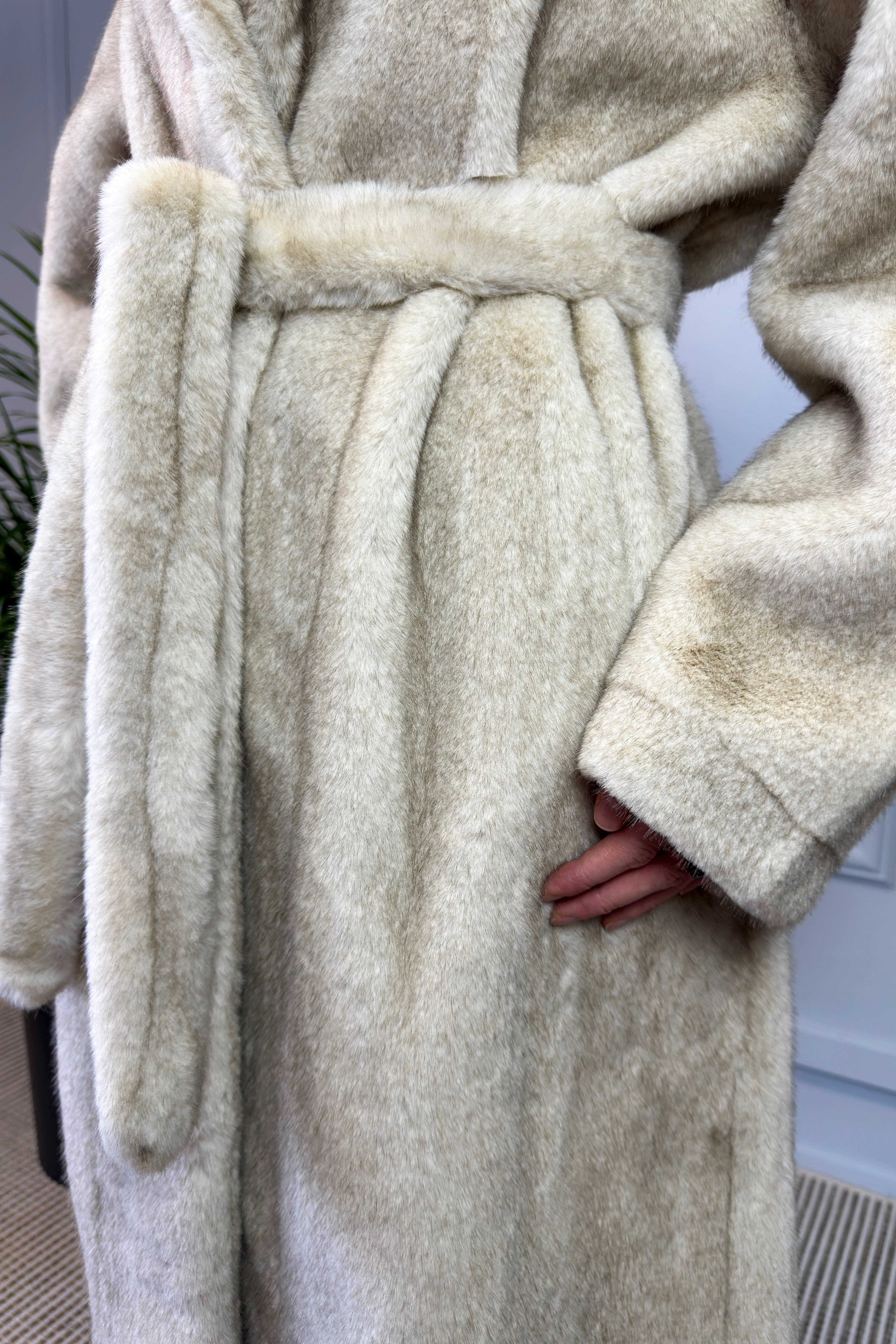 Klasyczne futro wiązane w talii beżowe