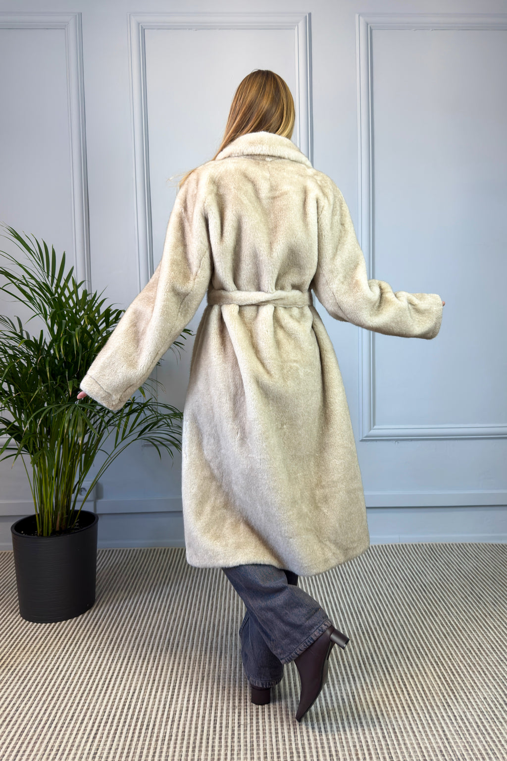 Klasyczne futro wiązane w talii beżowe