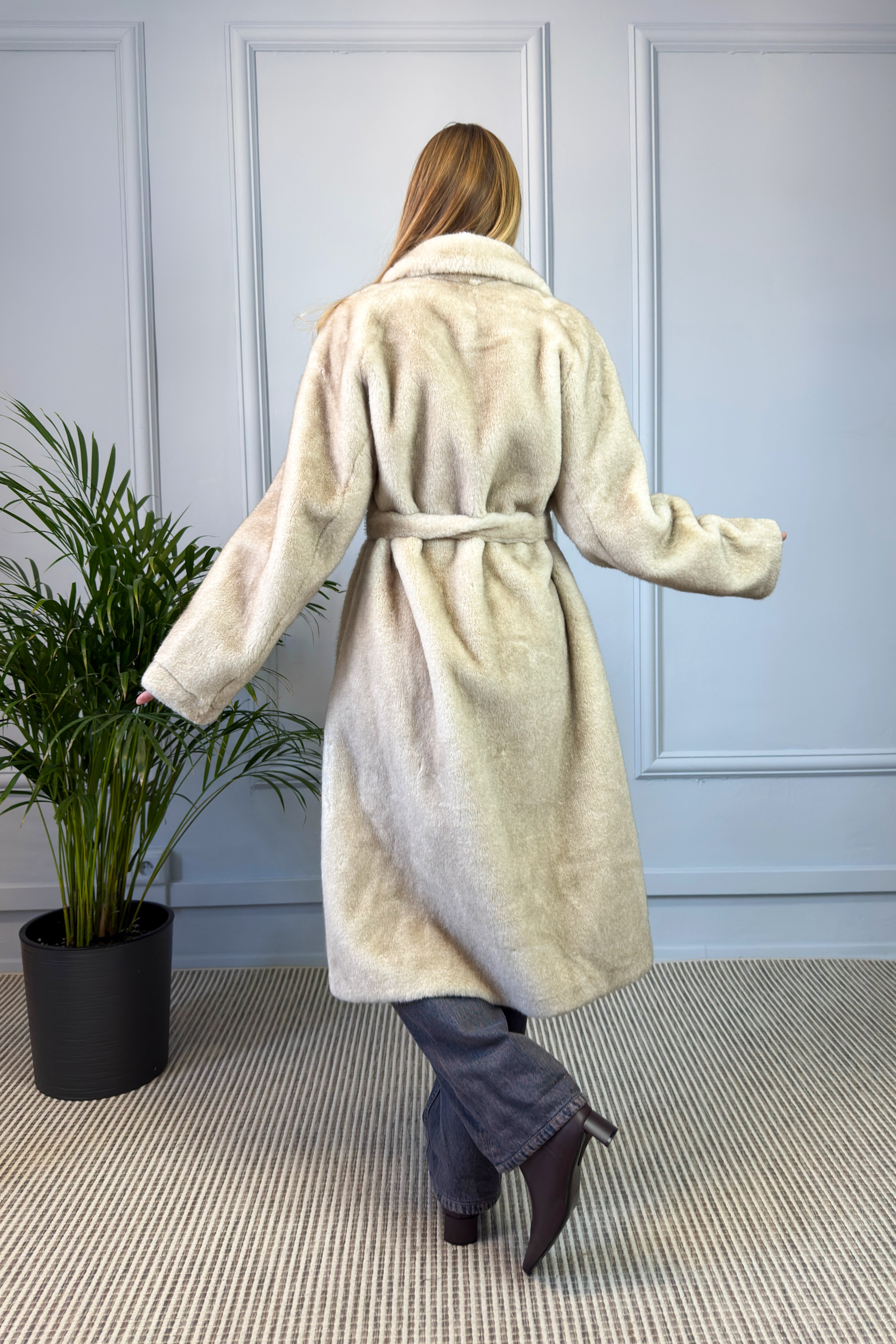 Klasyczne futro wiązane w talii beżowe