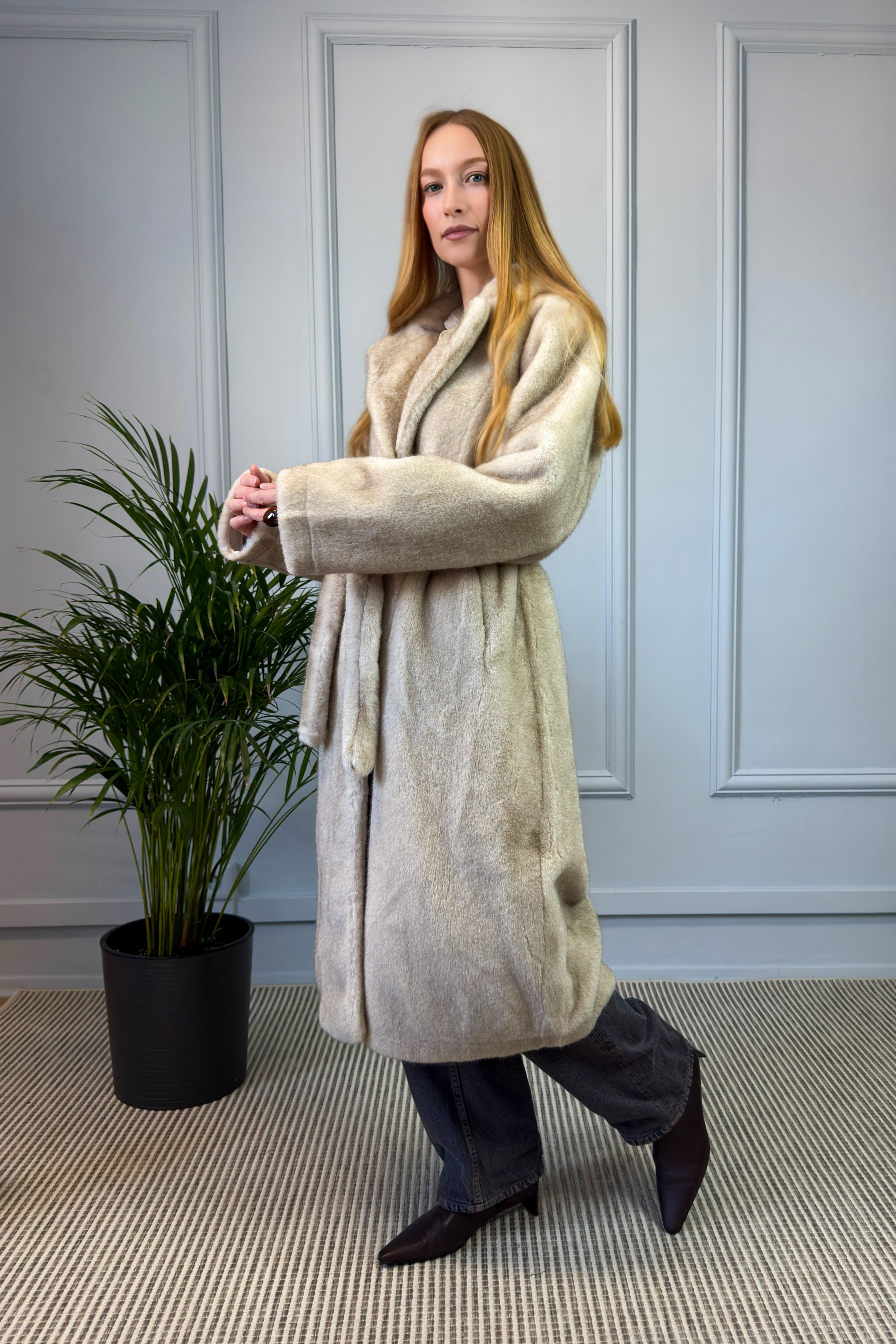 Klasyczne futro wiązane w talii beżowe