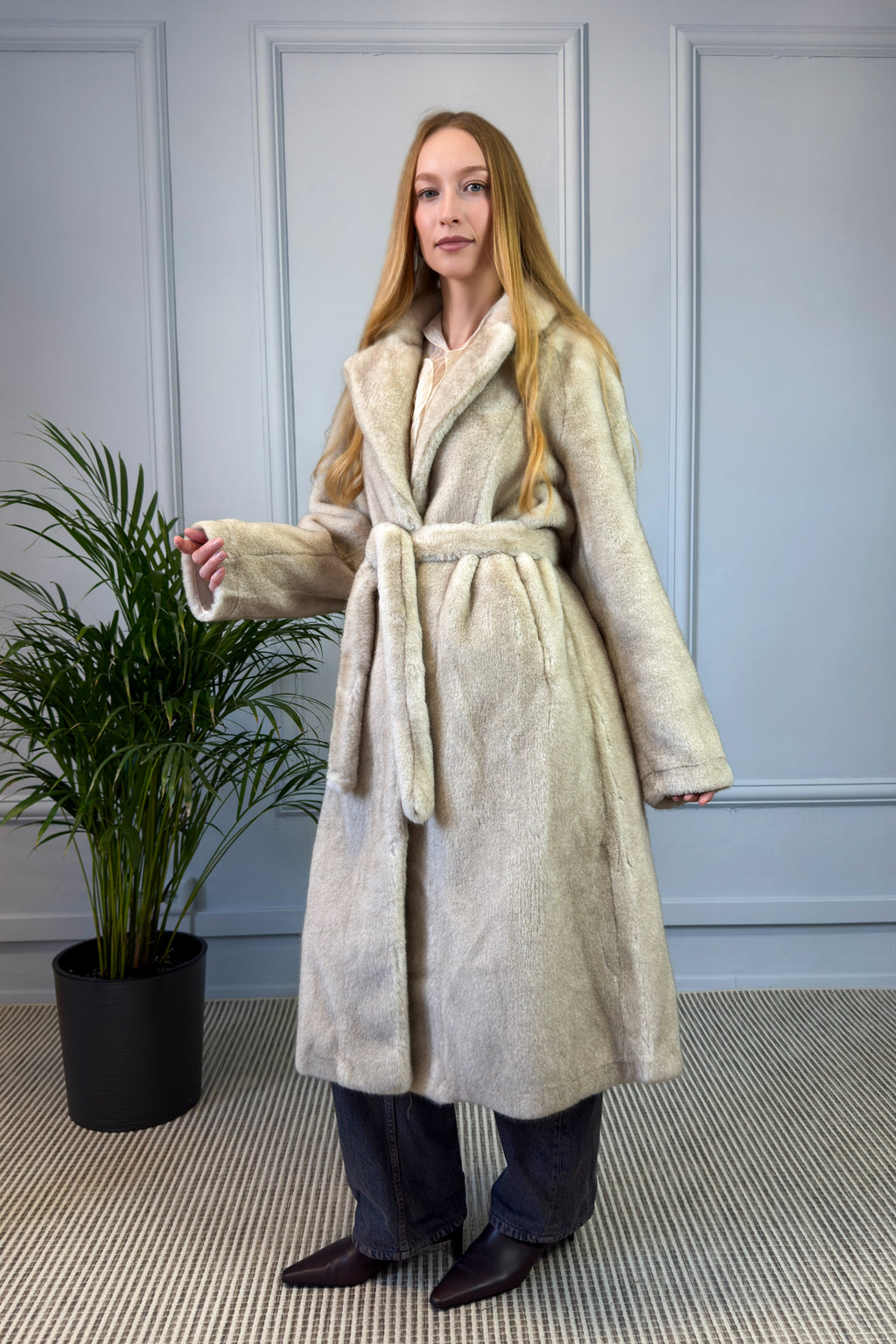 Klasyczne futro wiązane w talii beżowe