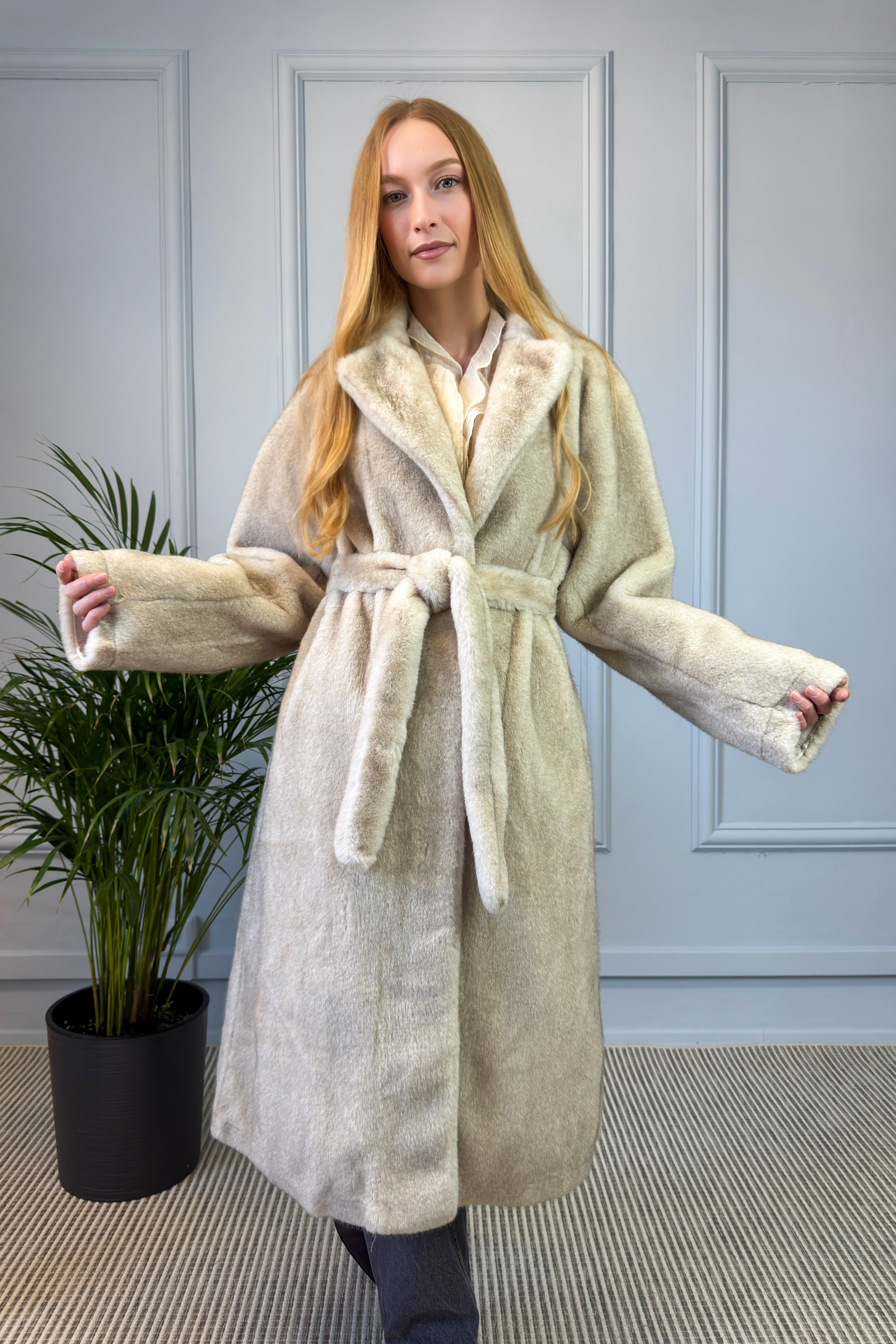 Klasyczne futro wiązane w talii beżowe